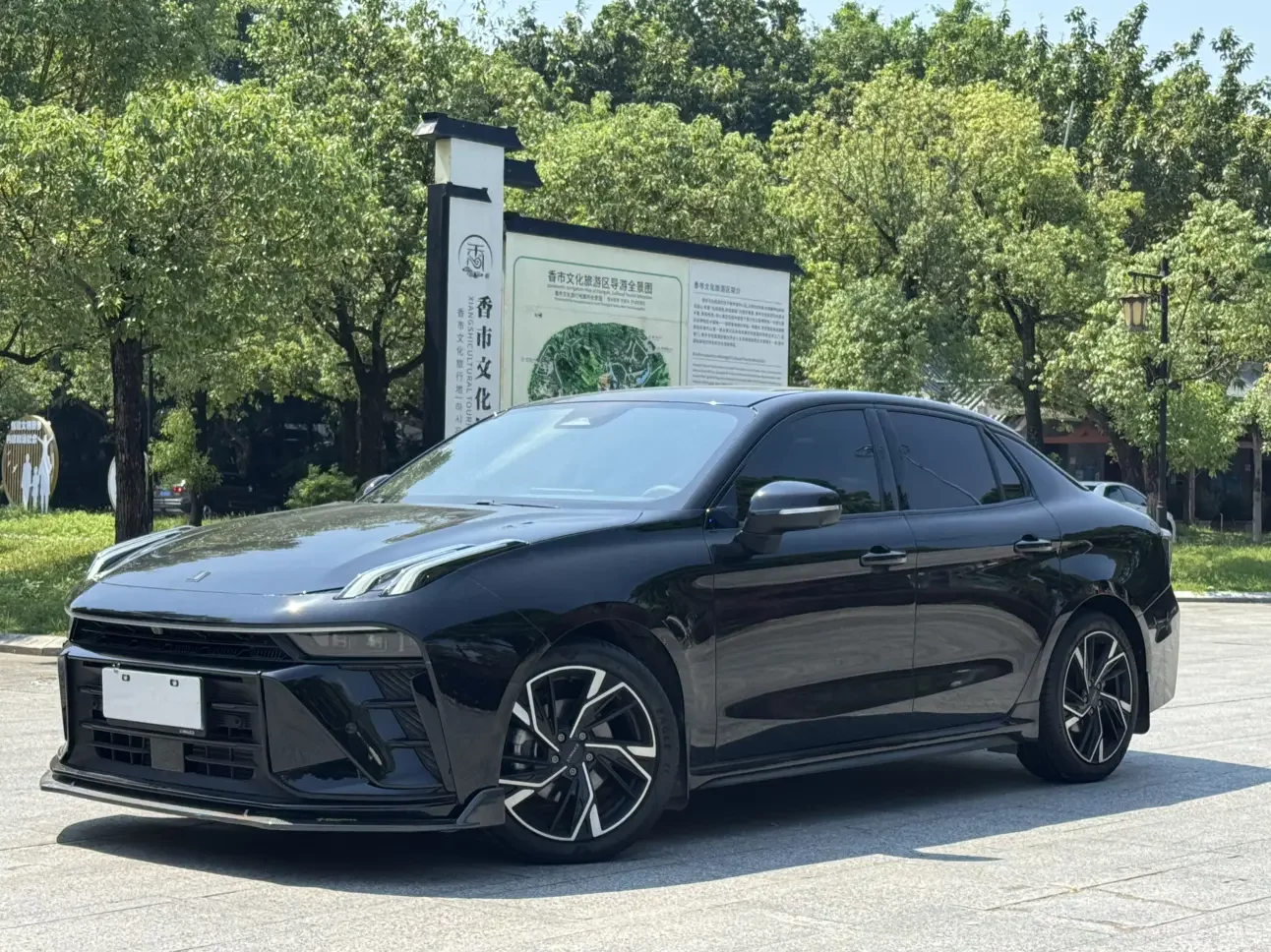 Lynk & Co 03