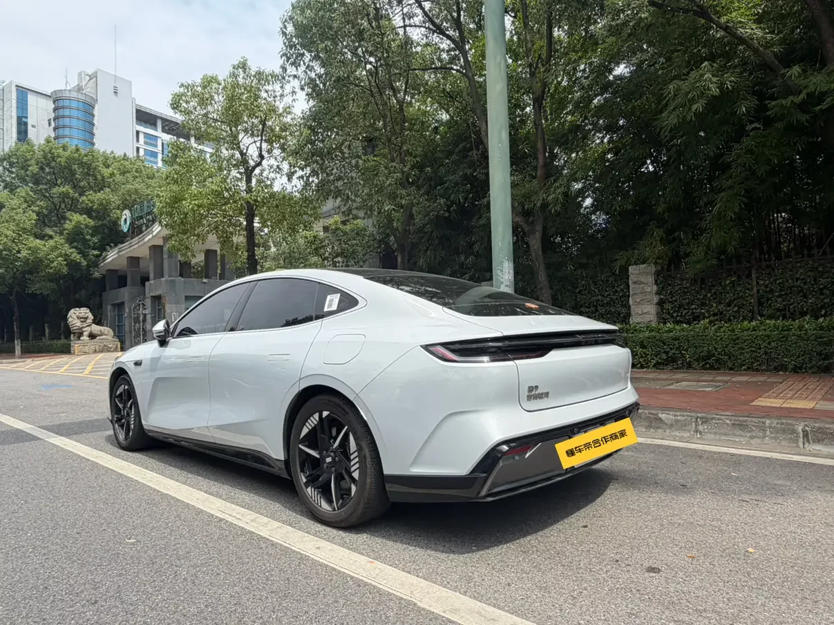Geely Galaxy E8