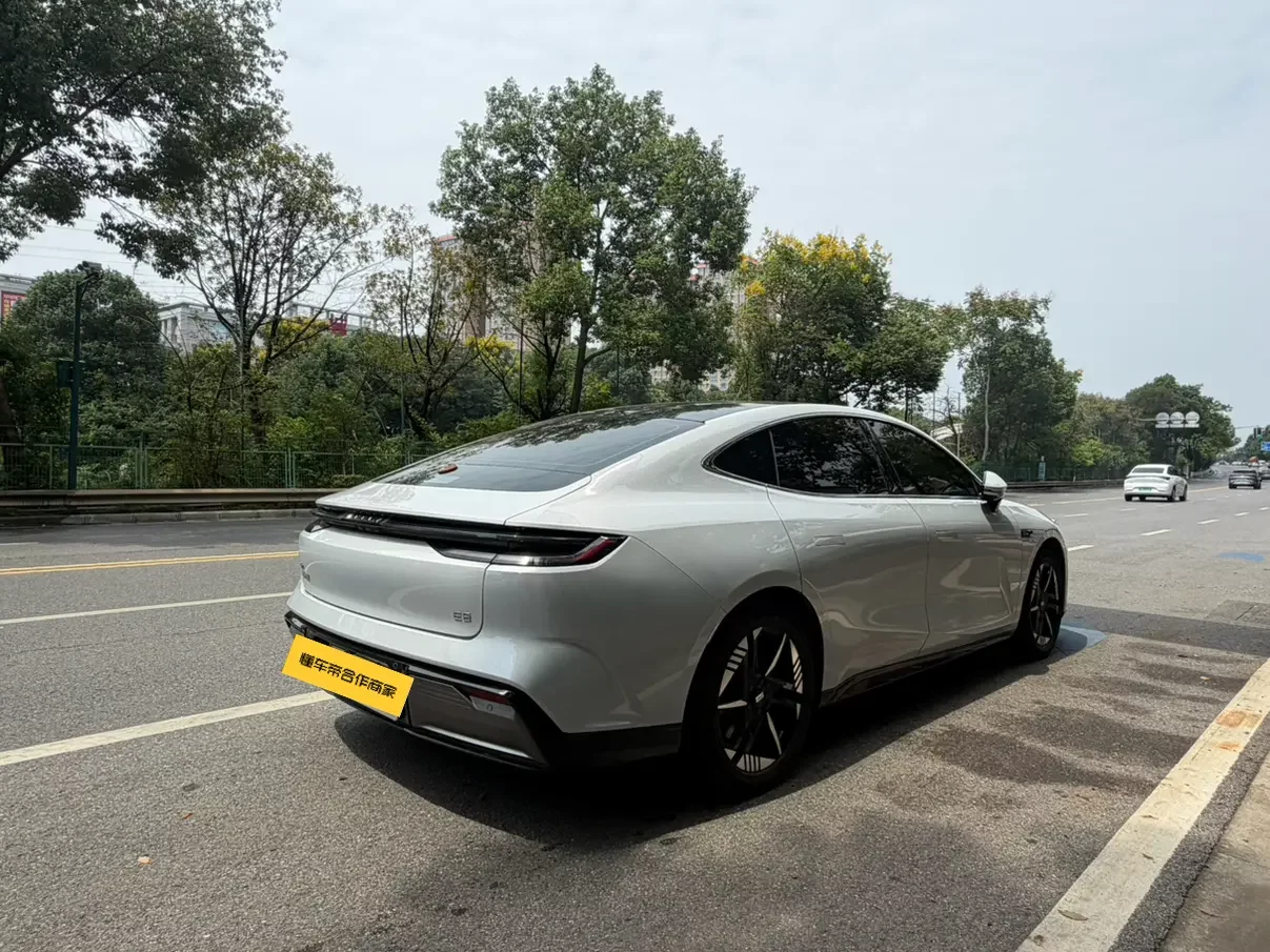 Geely Galaxy E8