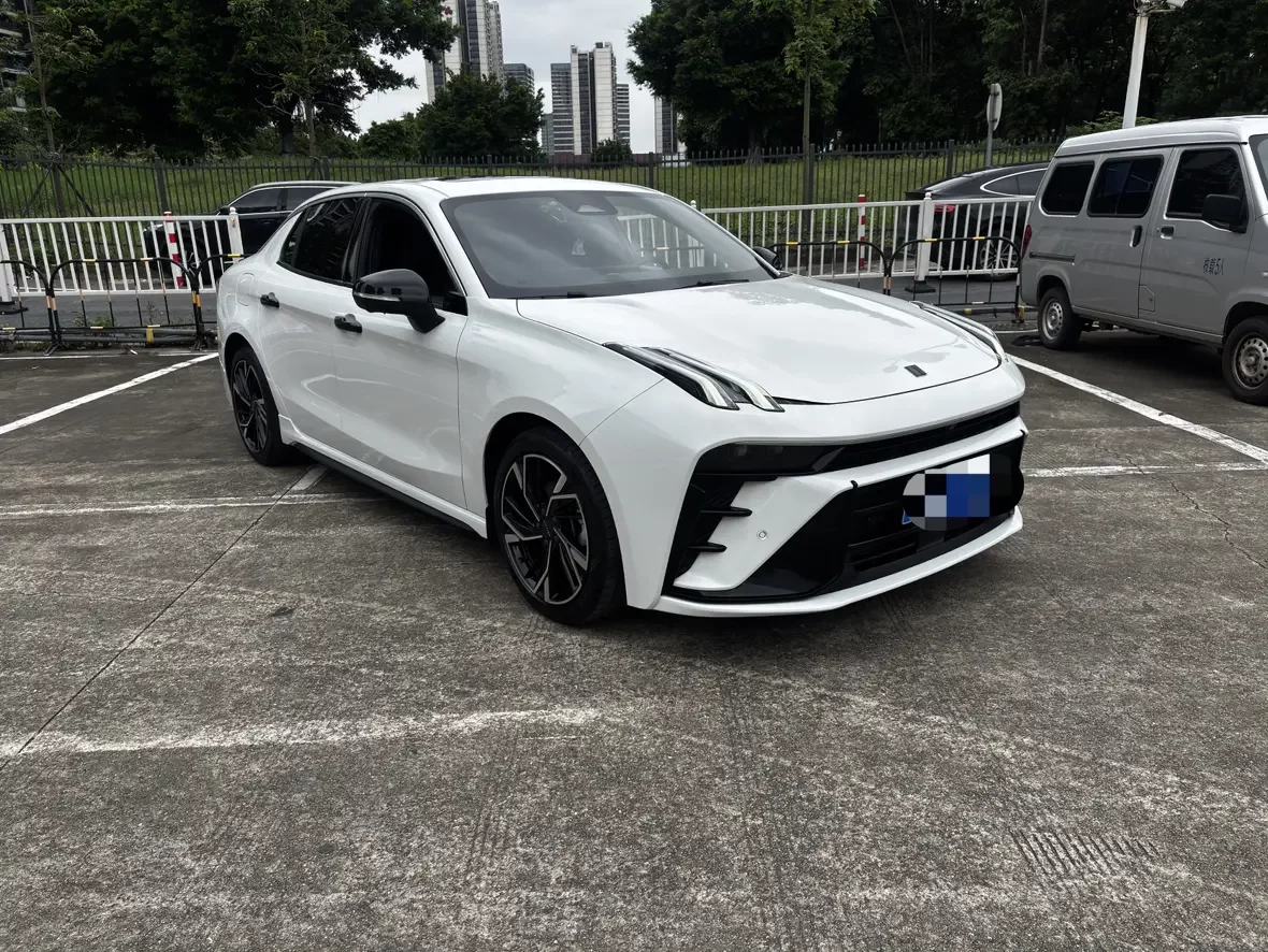 Lynk & Co 03