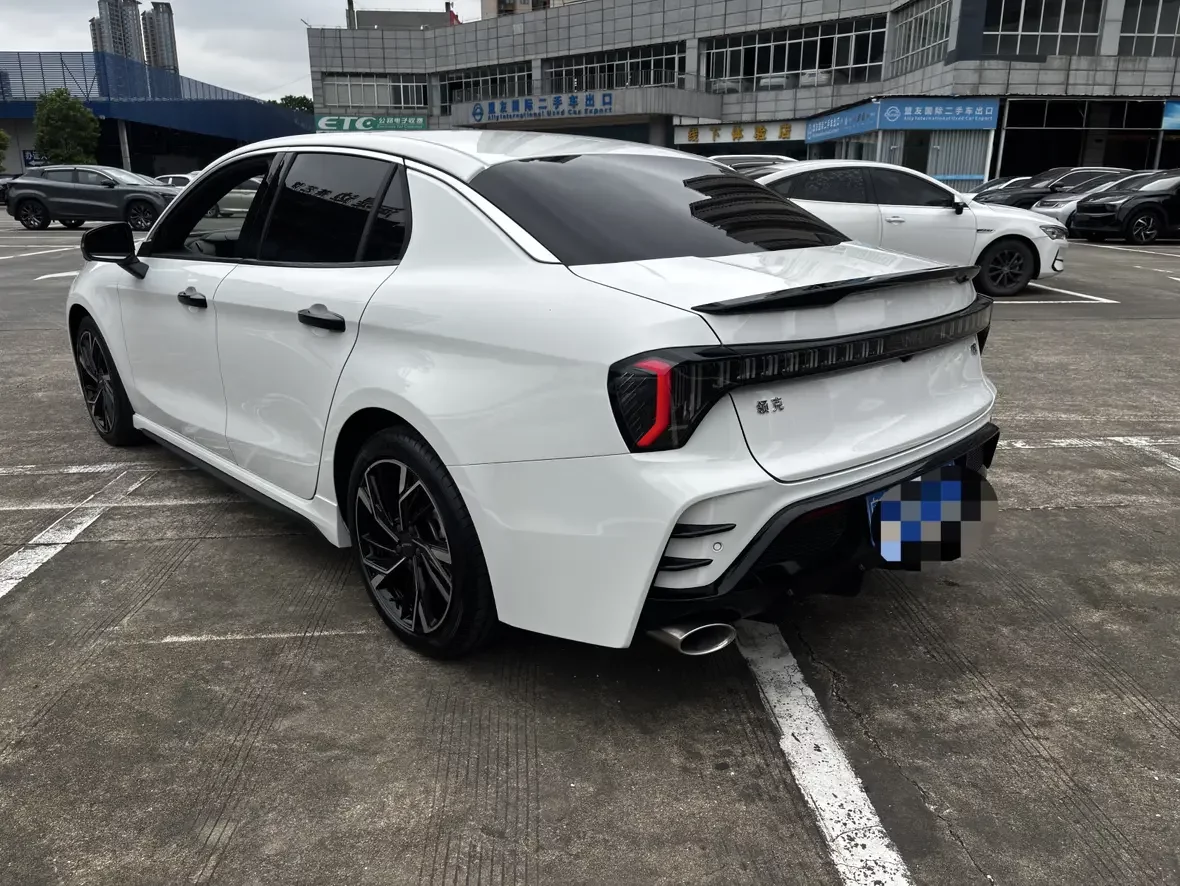 Lynk & Co 03