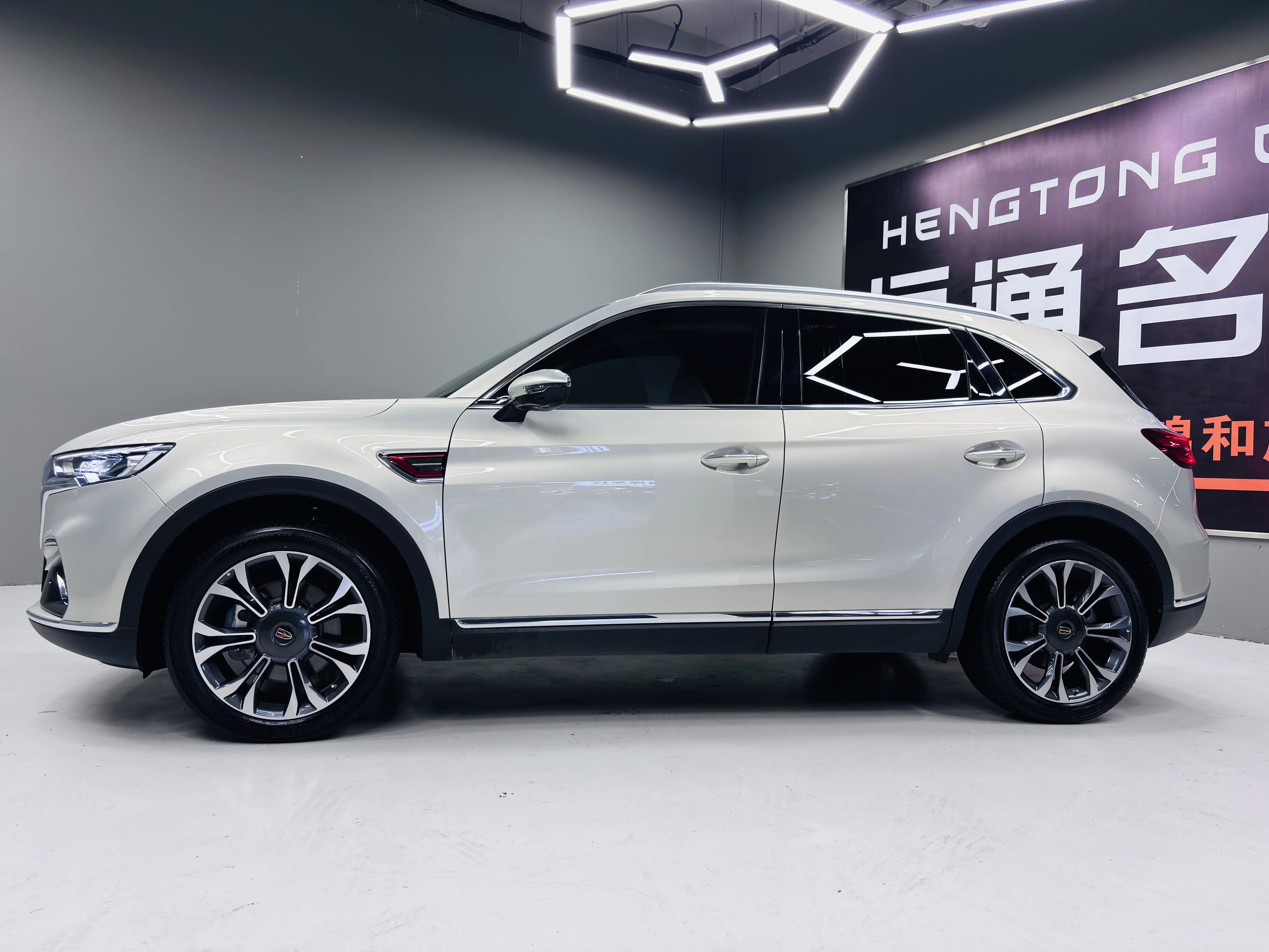 Hongqi HS5