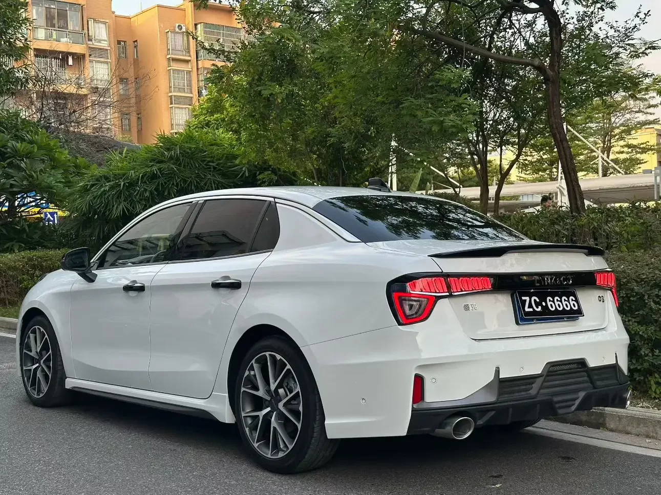 Lynk & Co 03