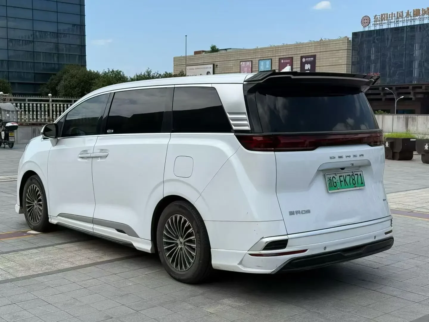 Denza D9 DM