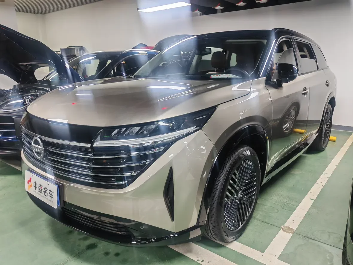 Nissan Explore the land