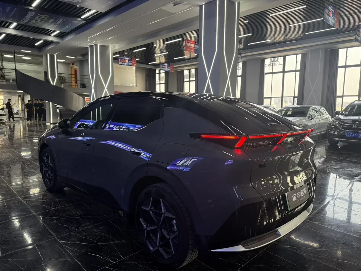 Lynk & Co Z20