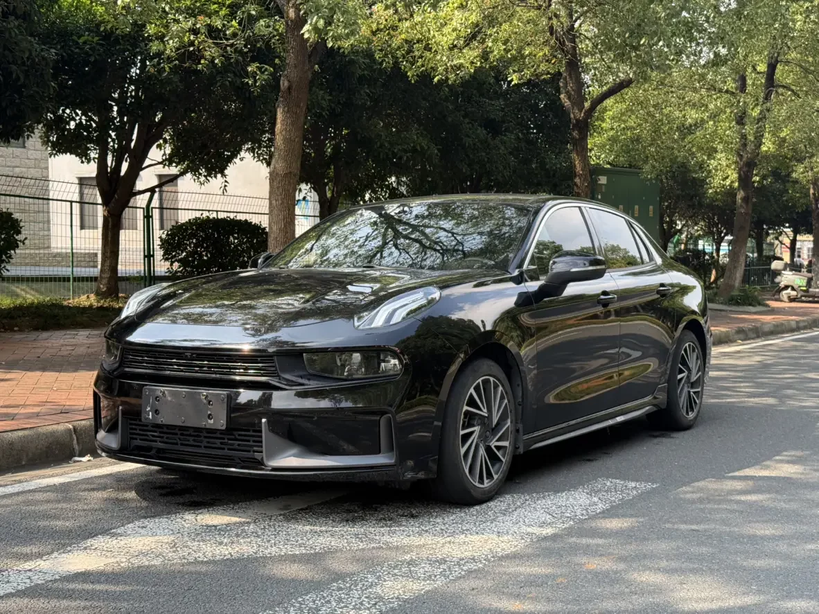 Lynk & Co 03