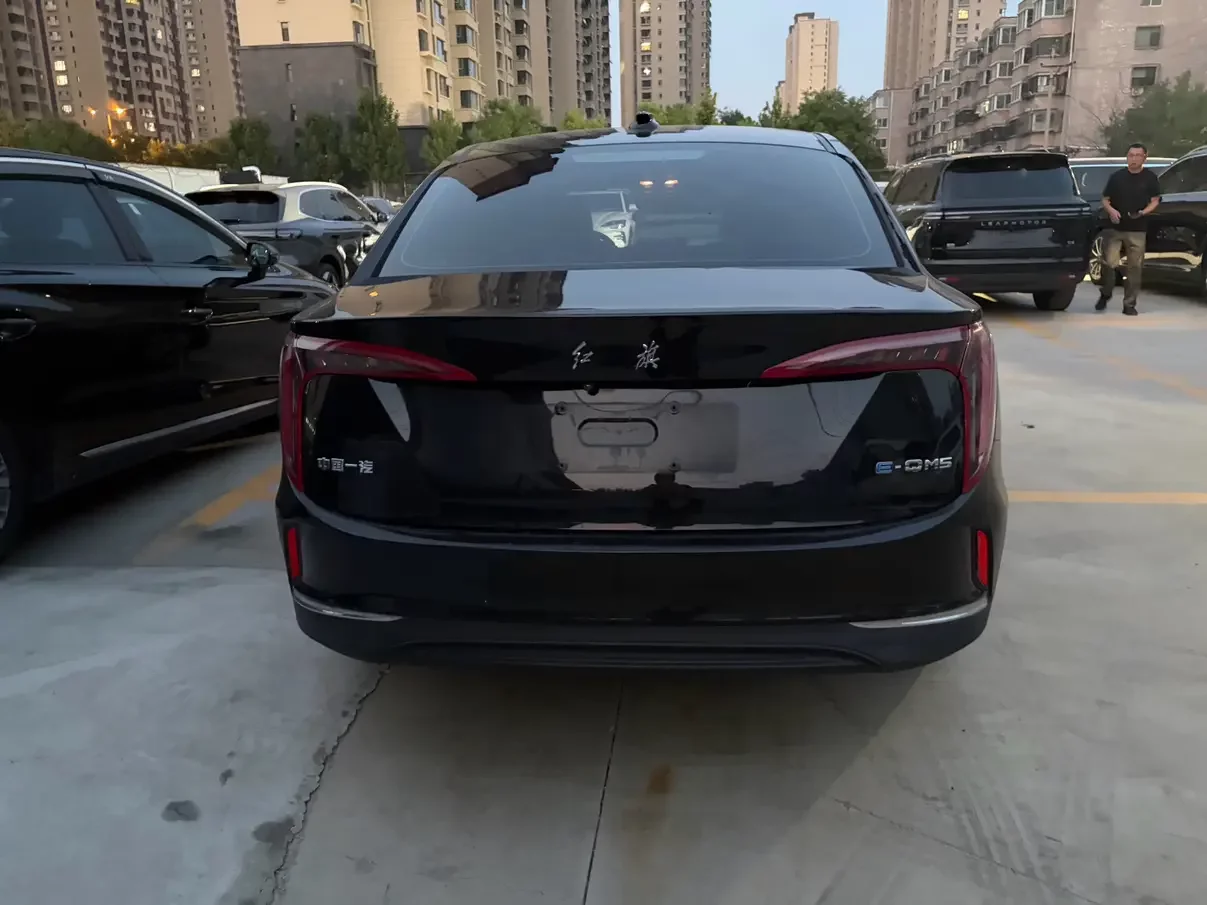 Hongqi E-QM5