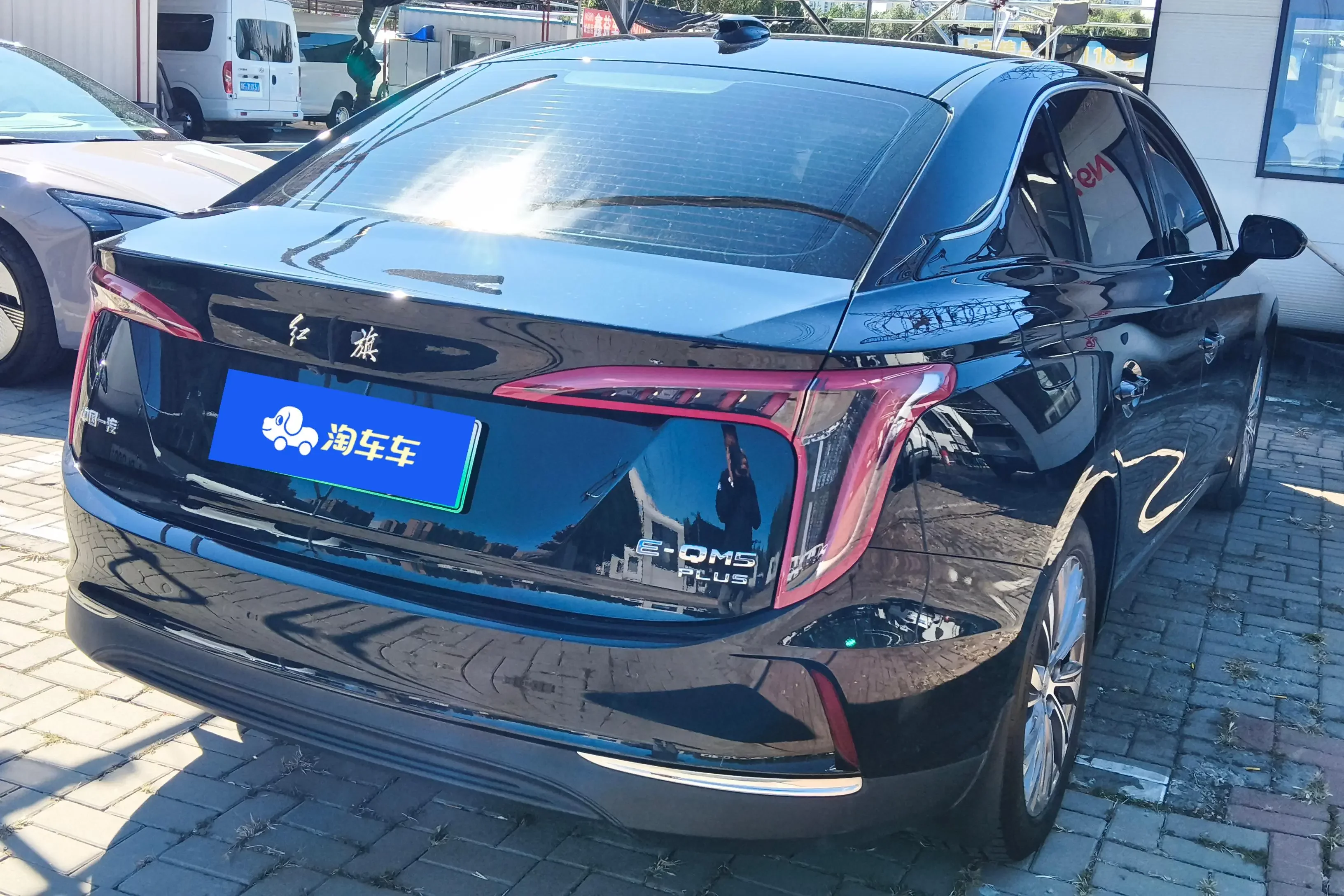 Hongqi E-QM5