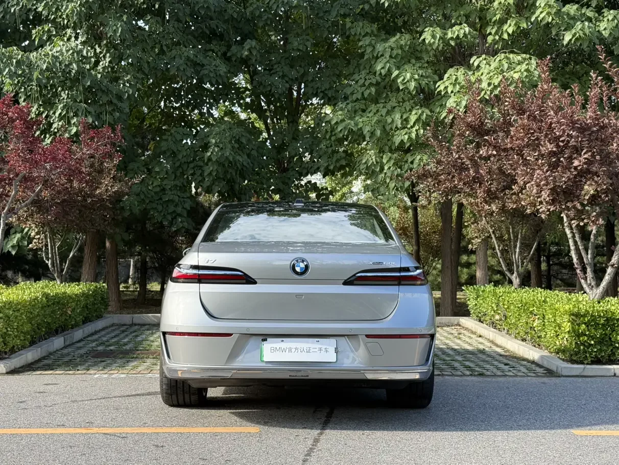 BMW i7