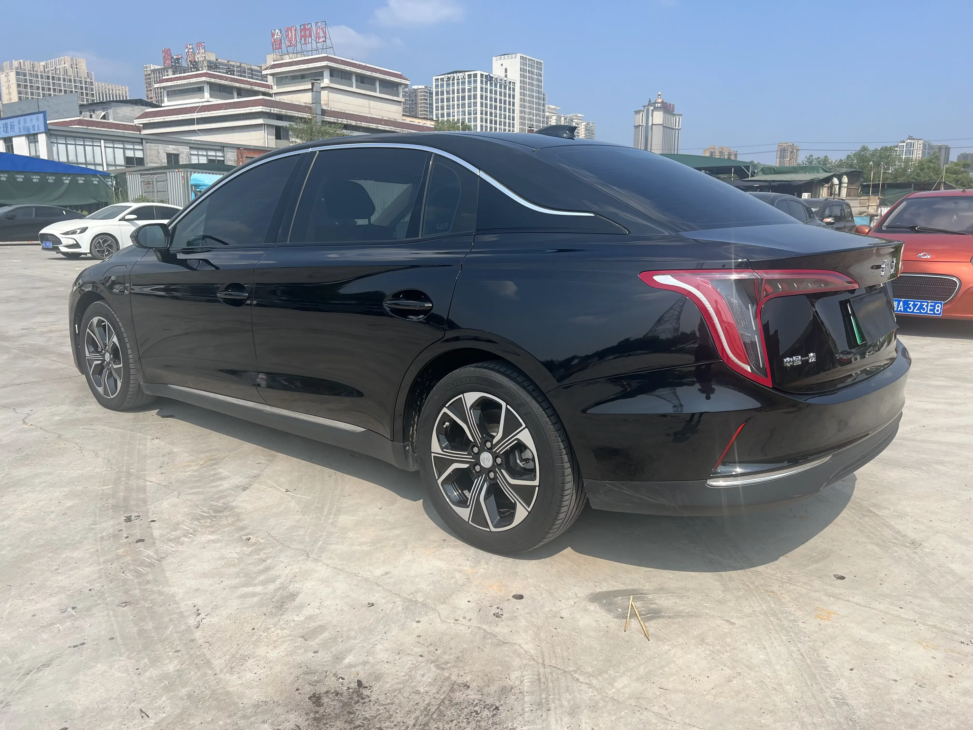 Hongqi E-QM5
