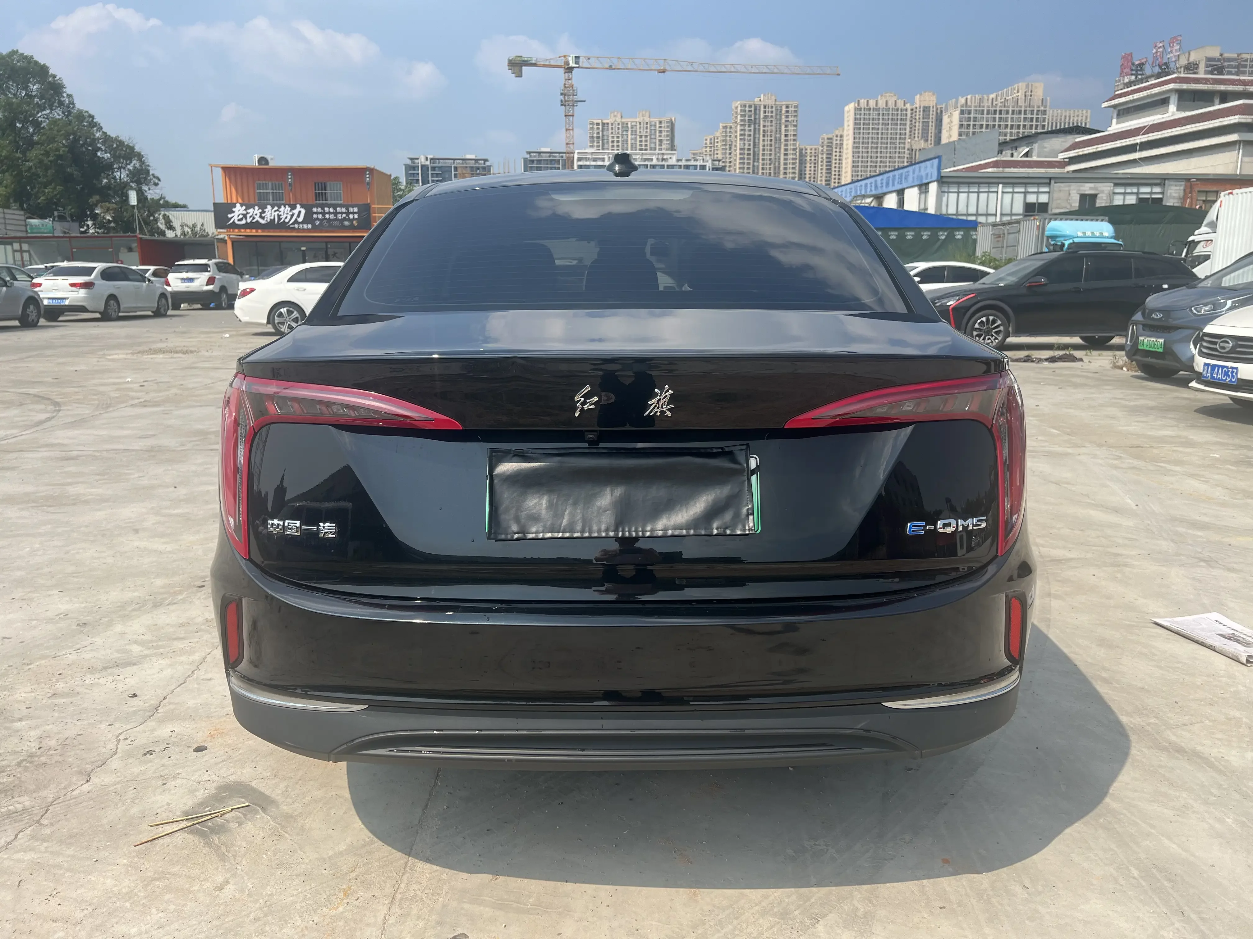 Hongqi E-QM5
