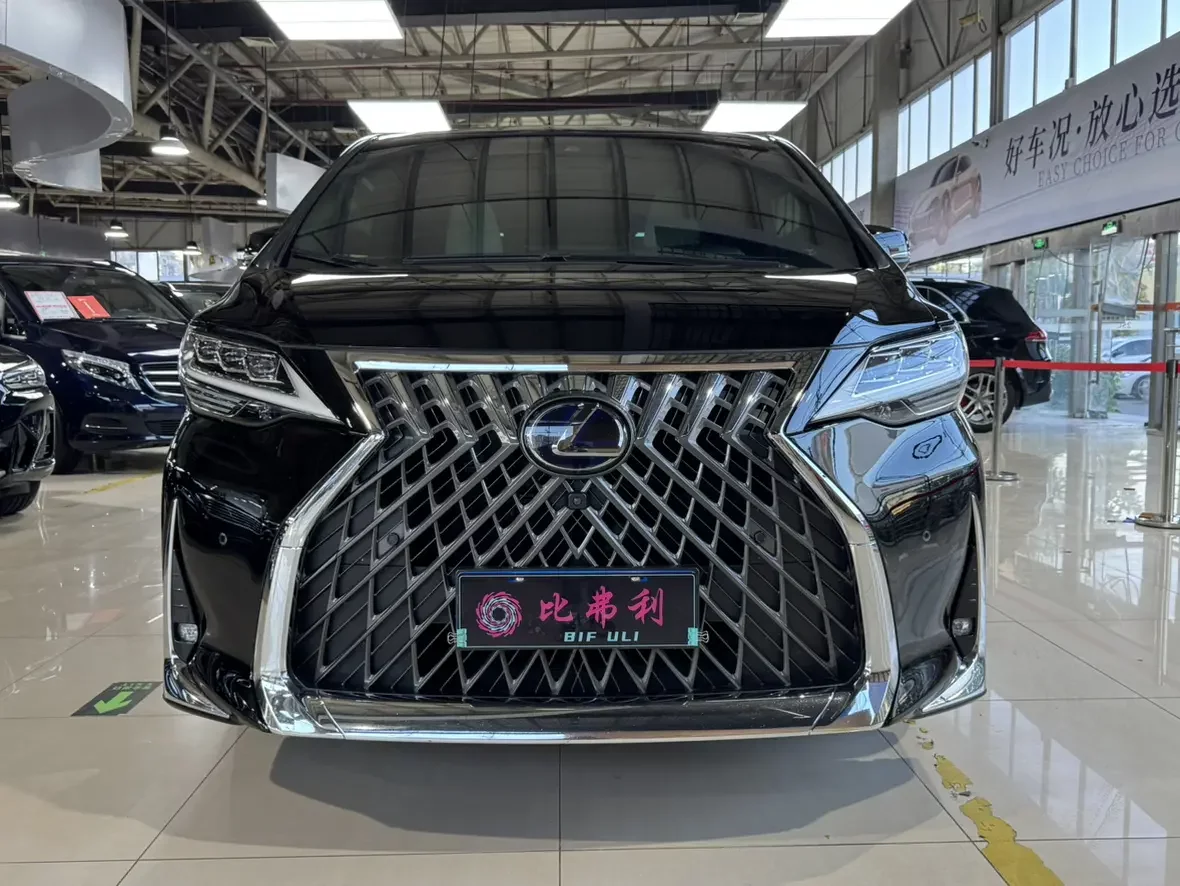 Lexus LM