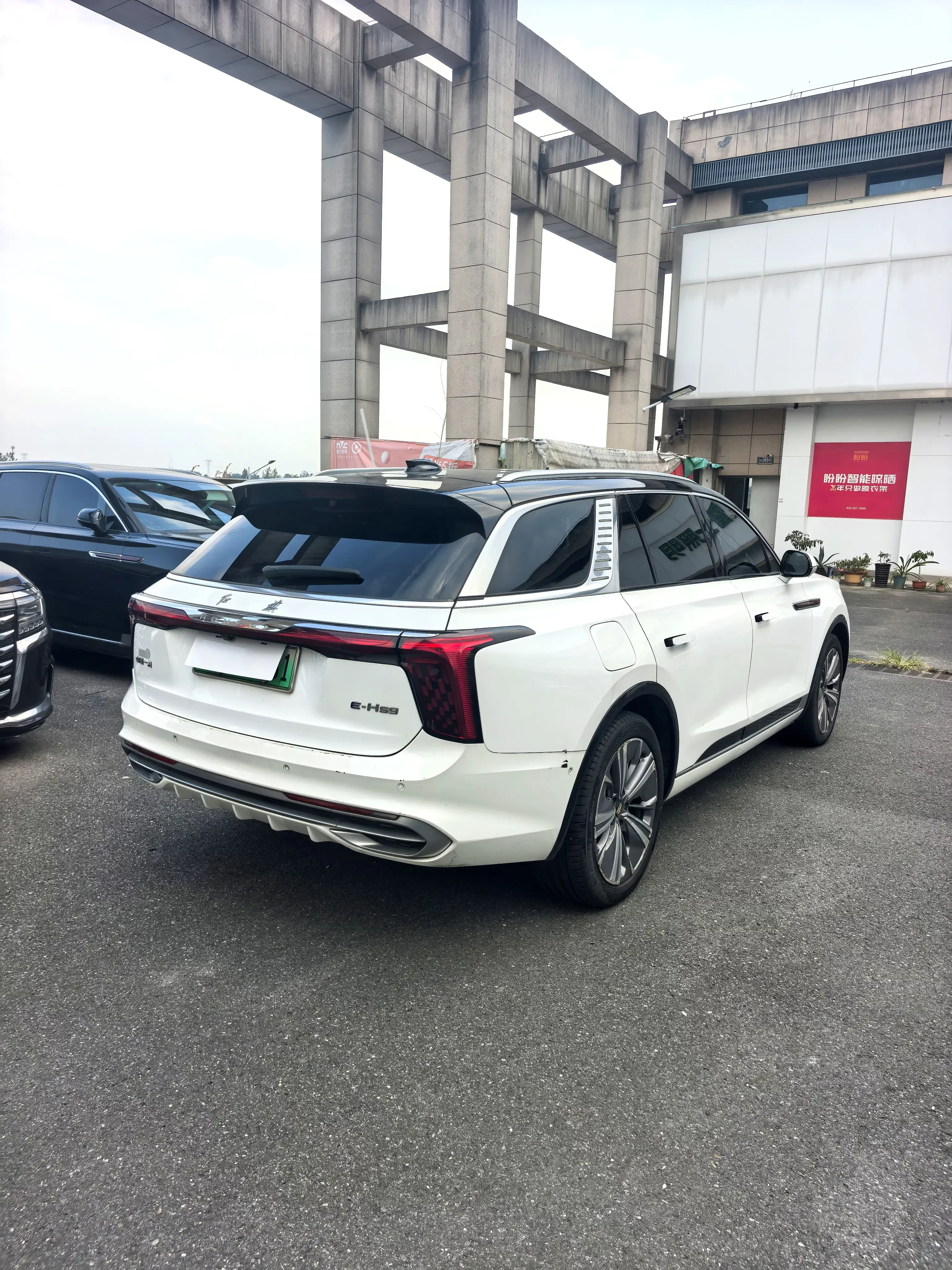 Hongqi E-HS9
