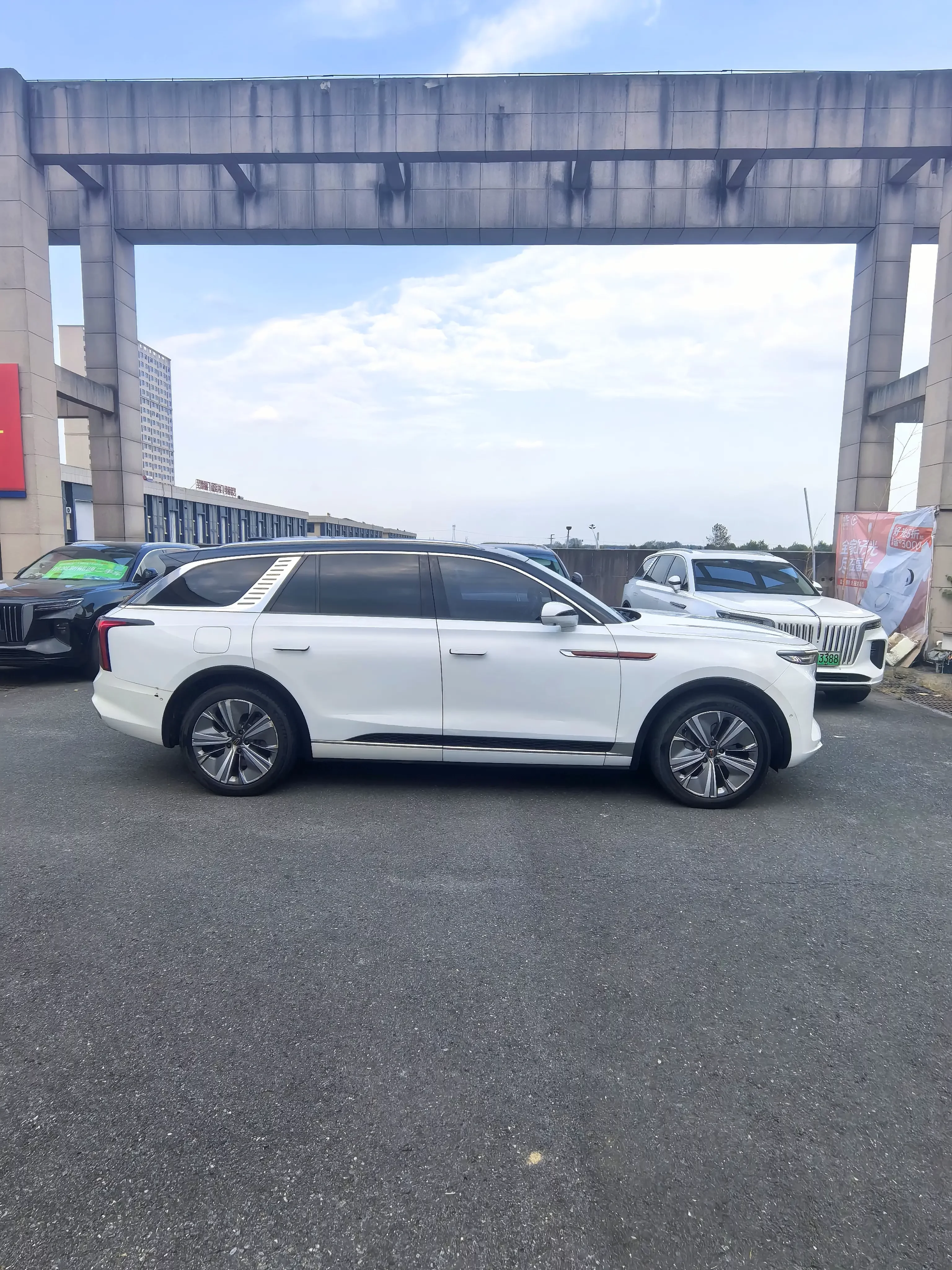 Hongqi E-HS9