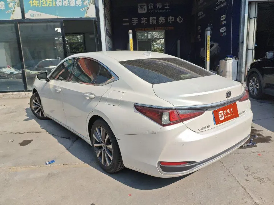 Lexus ES