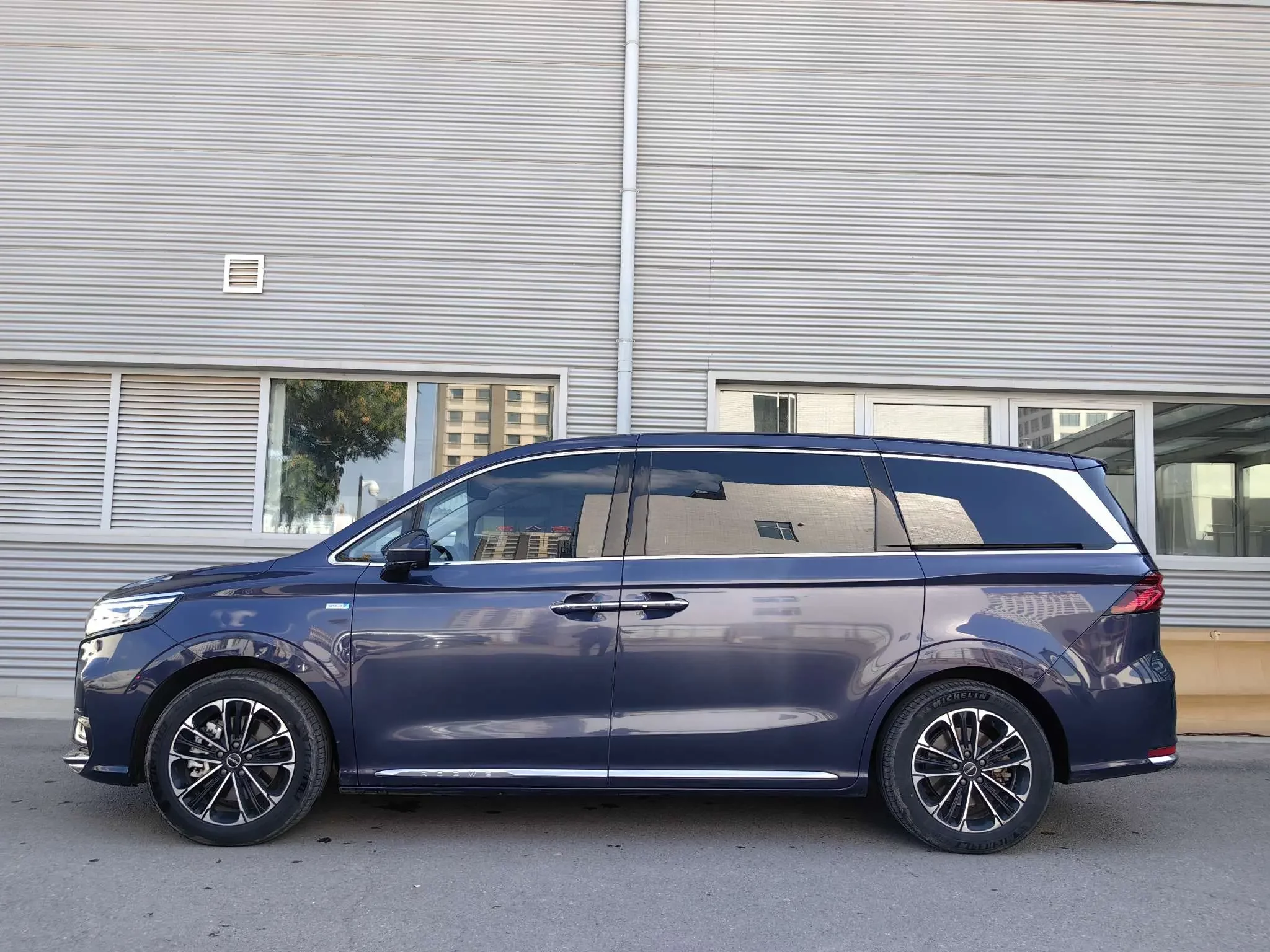 Roewe iMAX8