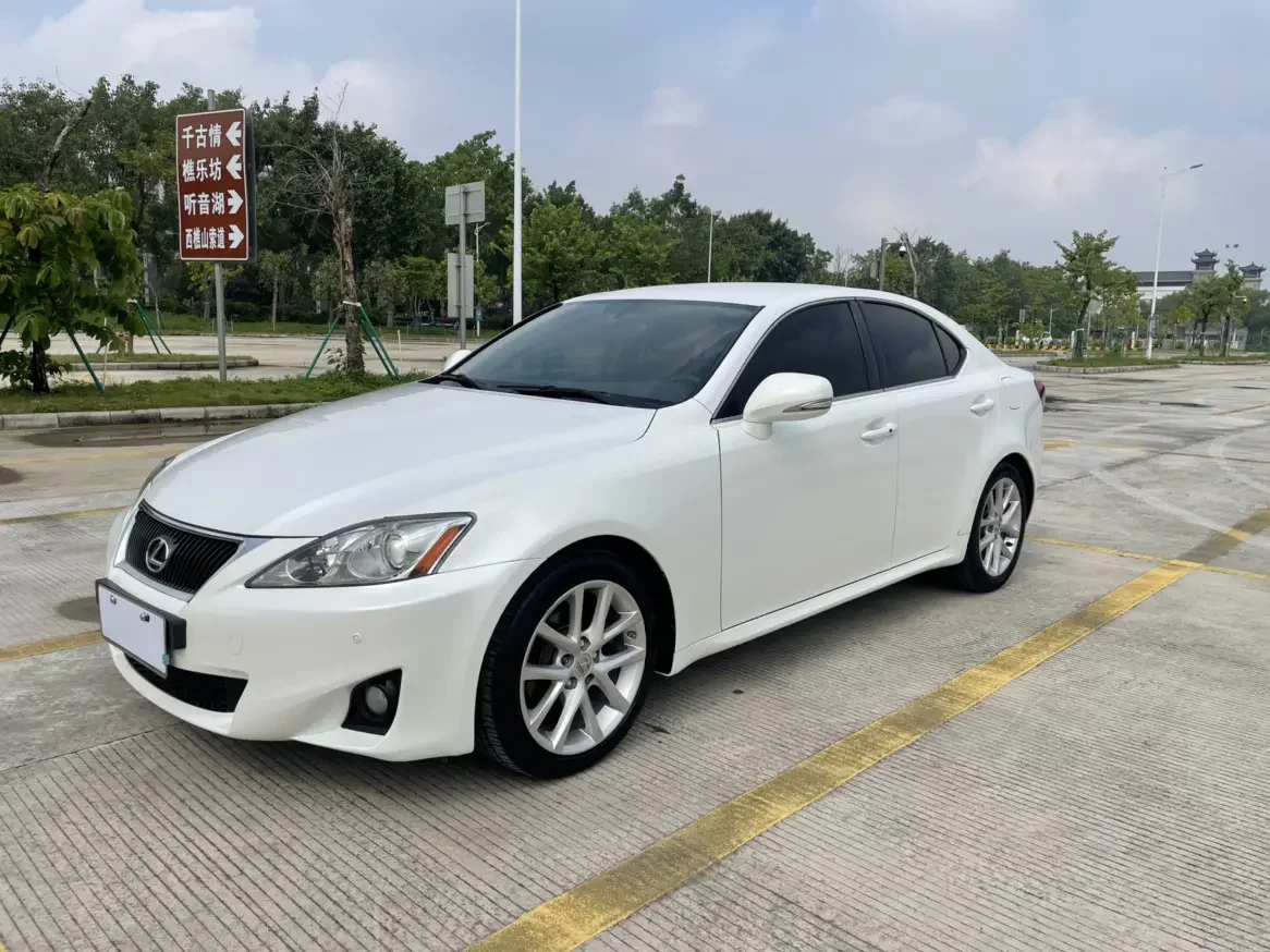 Lexus IS