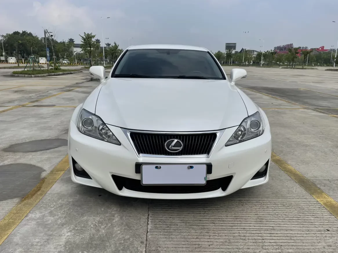 Lexus IS