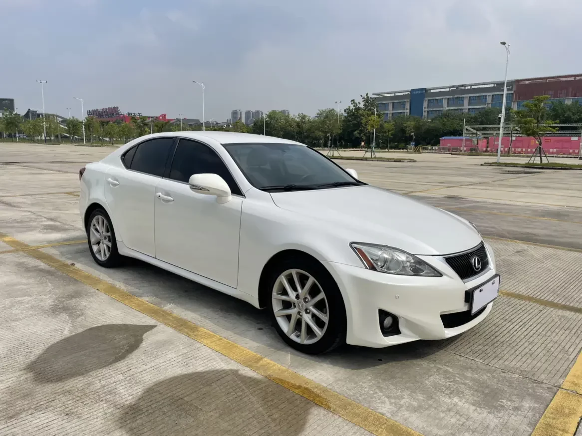 Lexus IS