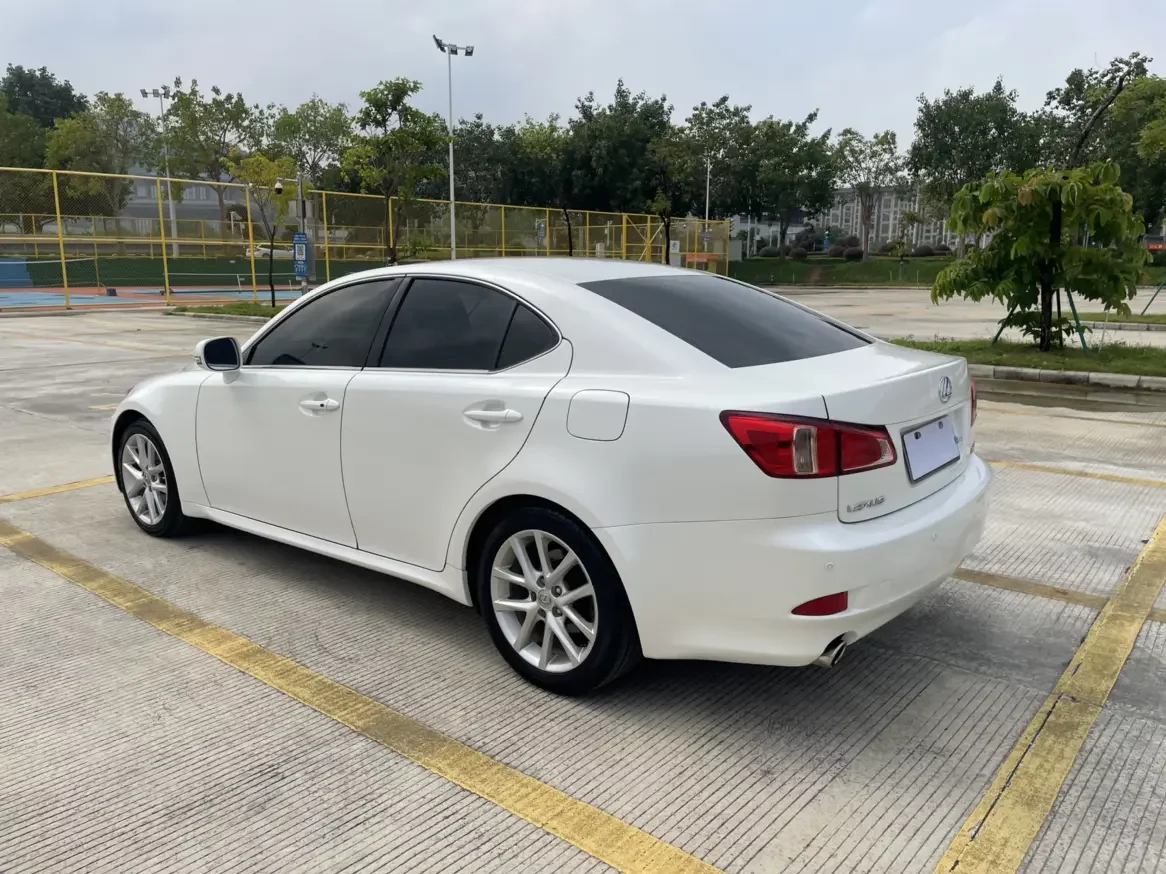 Lexus IS