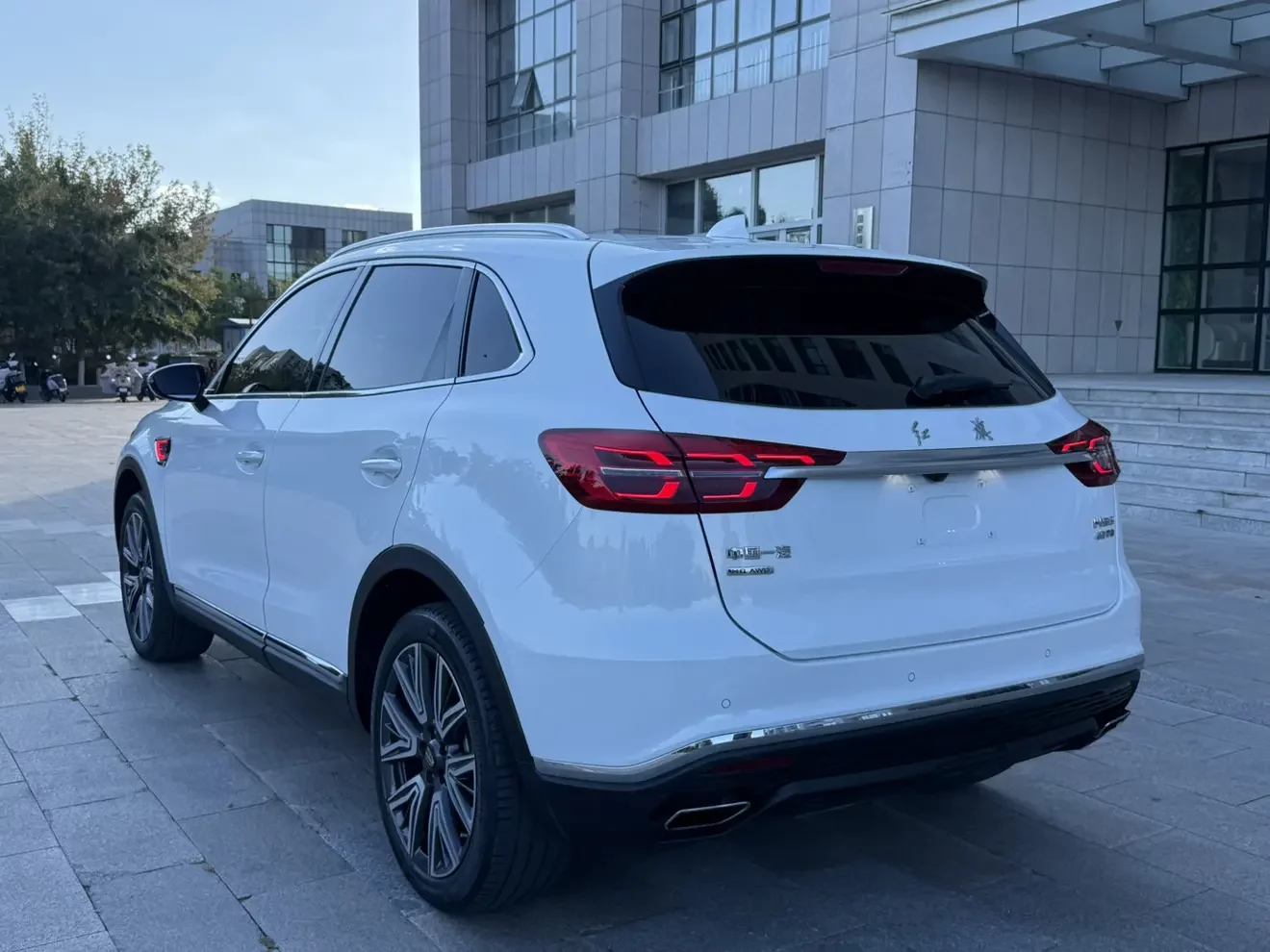 Hongqi HS5