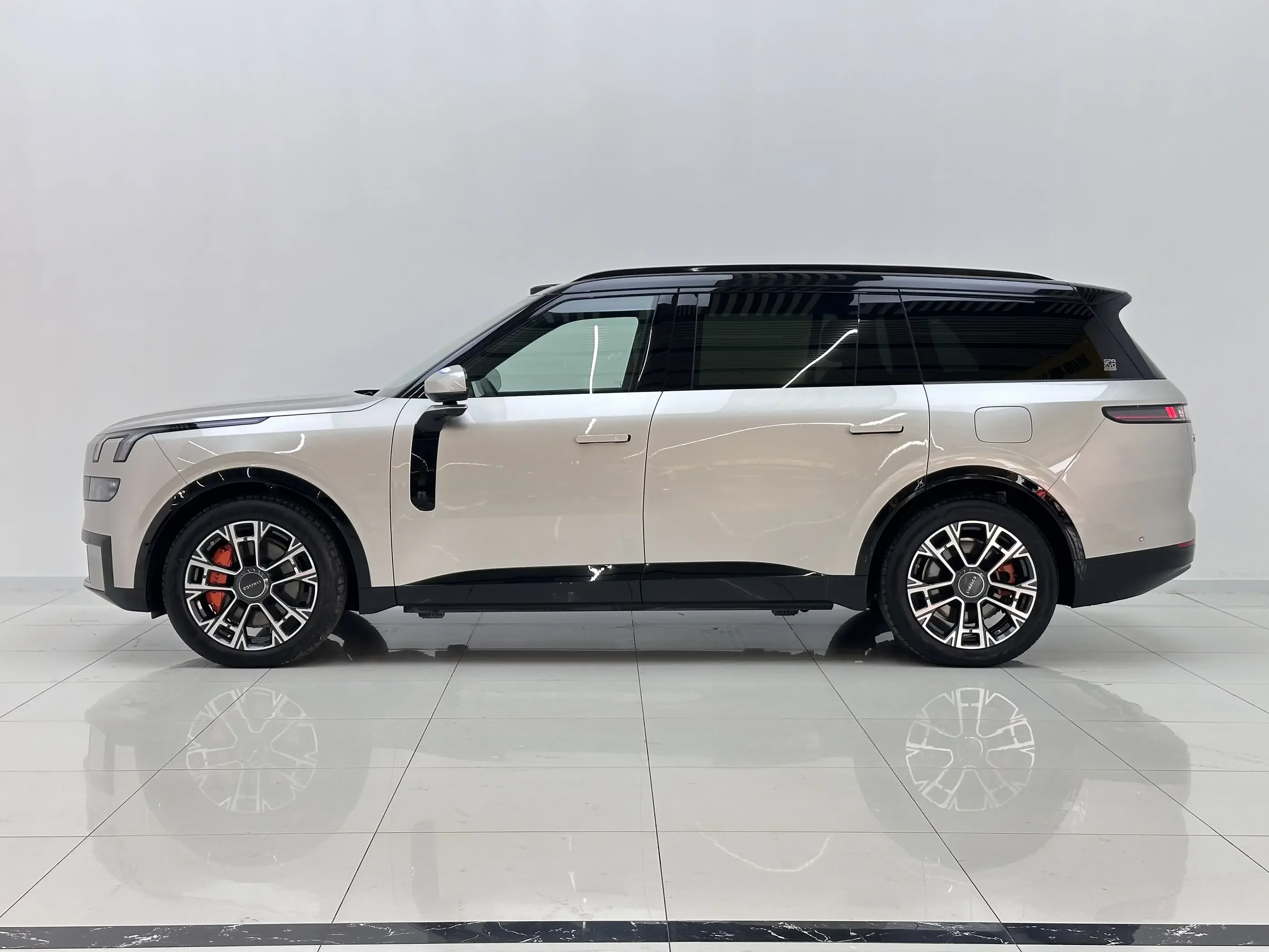 Lynk & Co 900