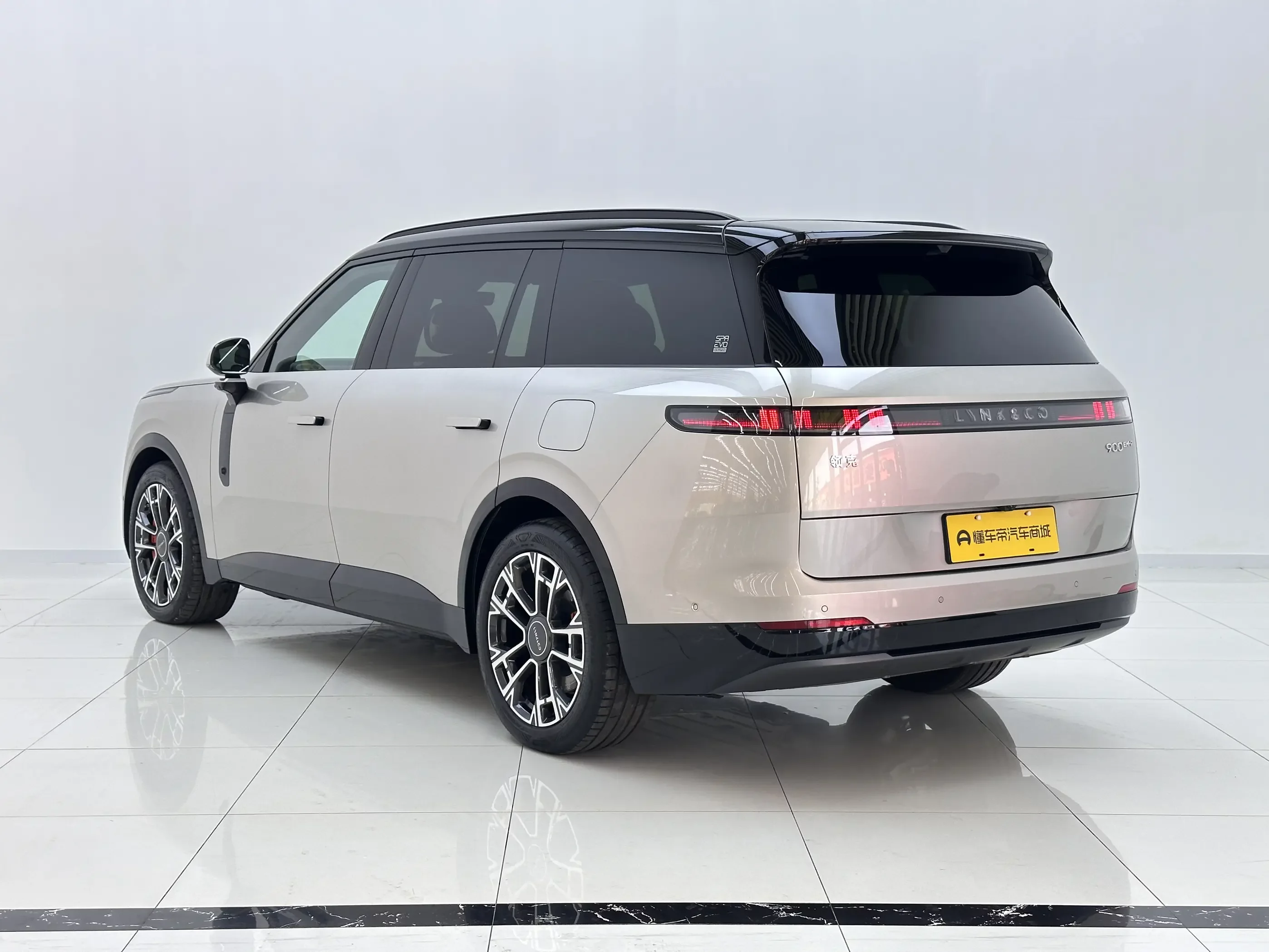 Lynk & Co 900