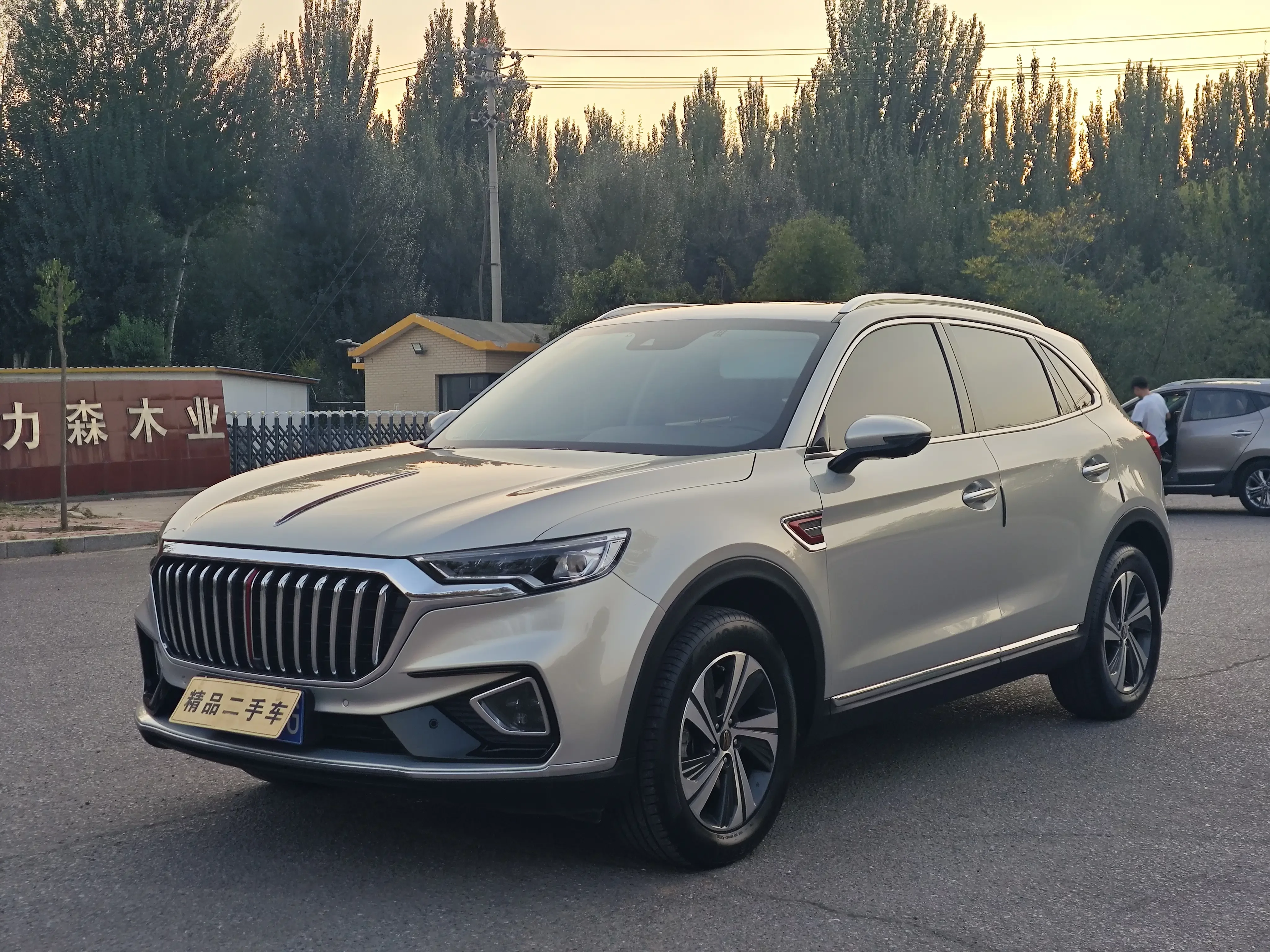 Hongqi HS5
