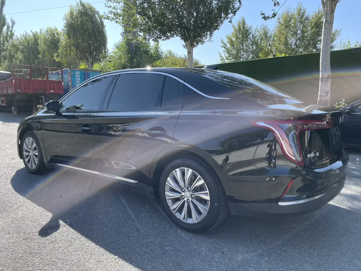Hongqi E-QM5