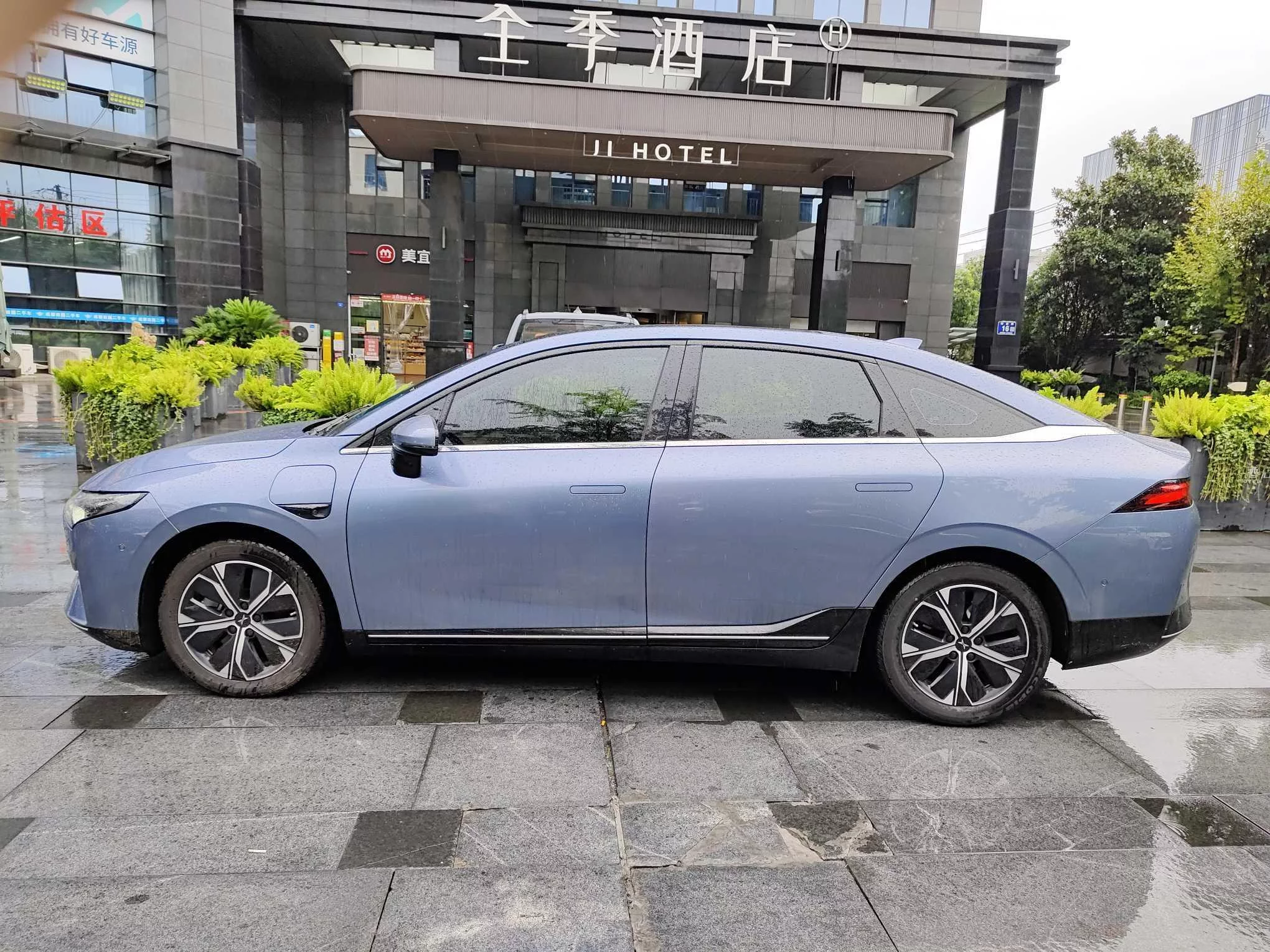 XPeng P5
