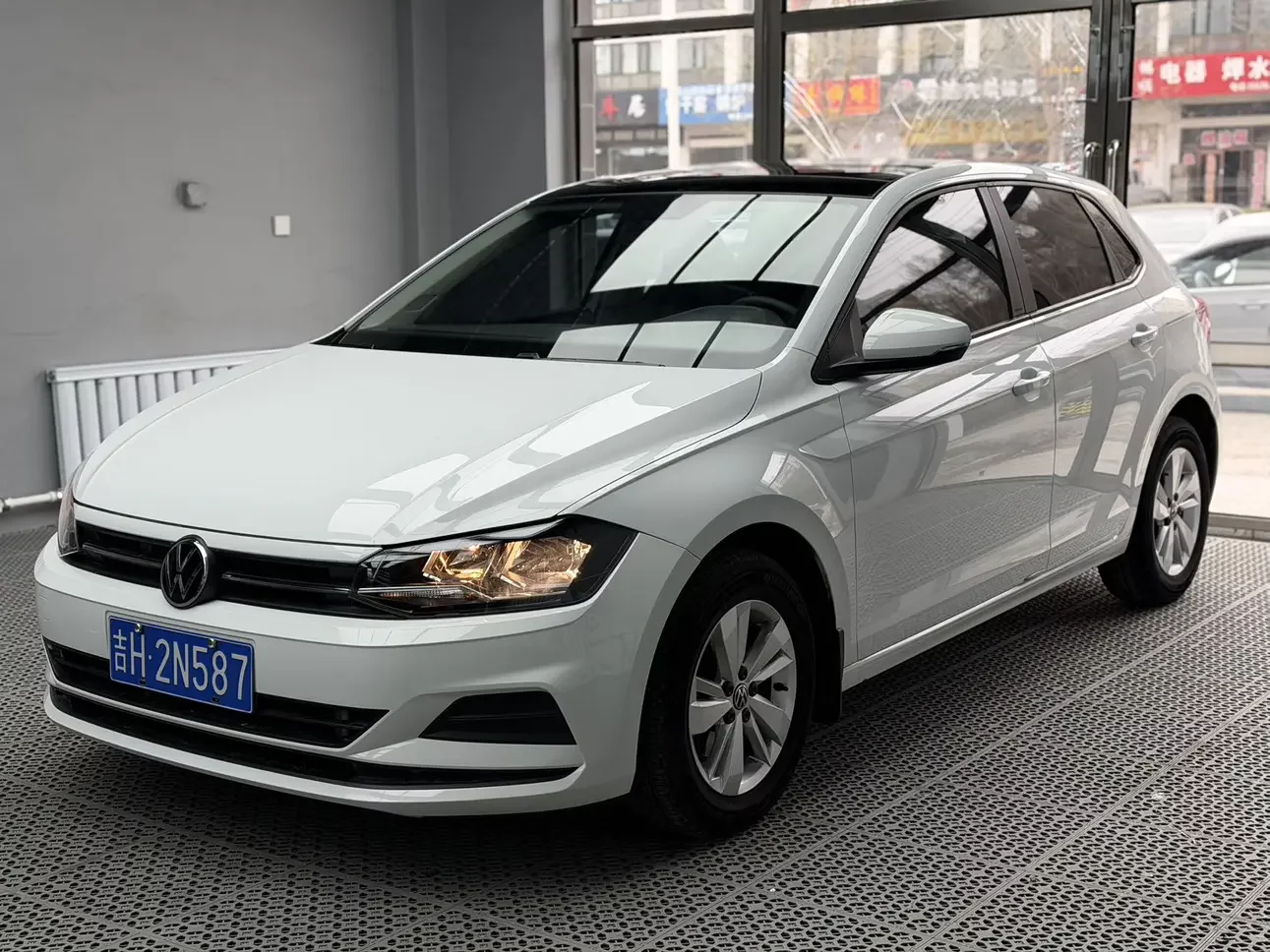VOLKSWAGEN POLO