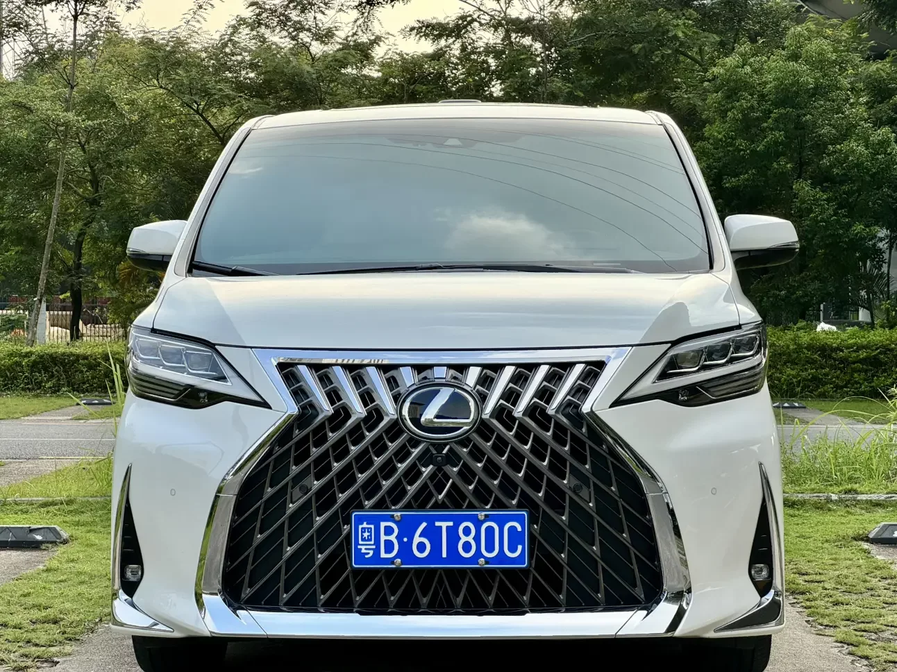 Lexus LM