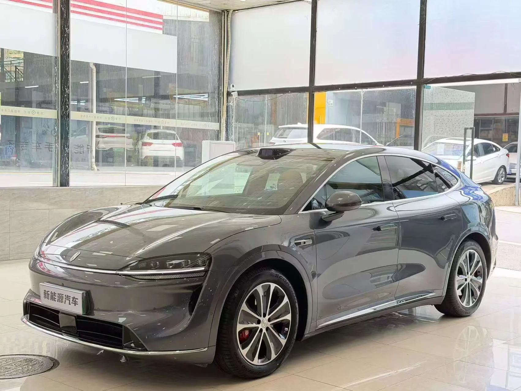 Luxeed Zhijie R7