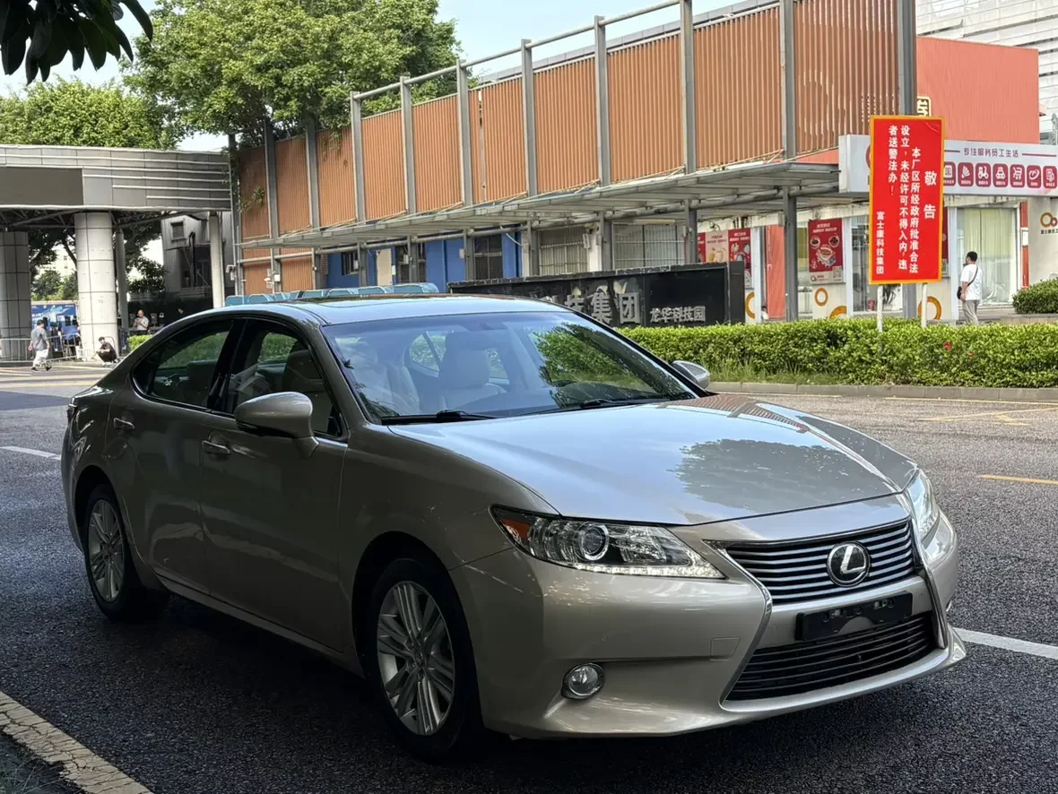 Lexus ES