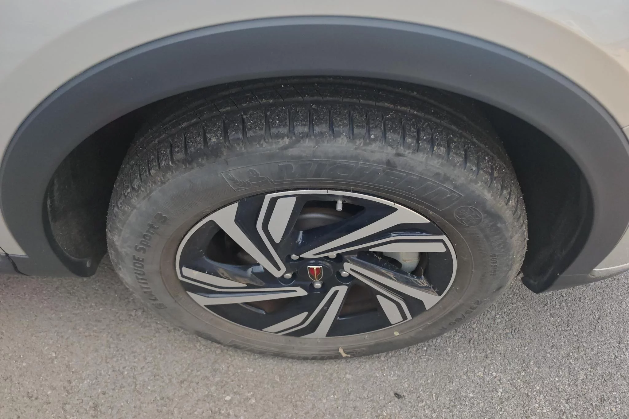 Hongqi HS5