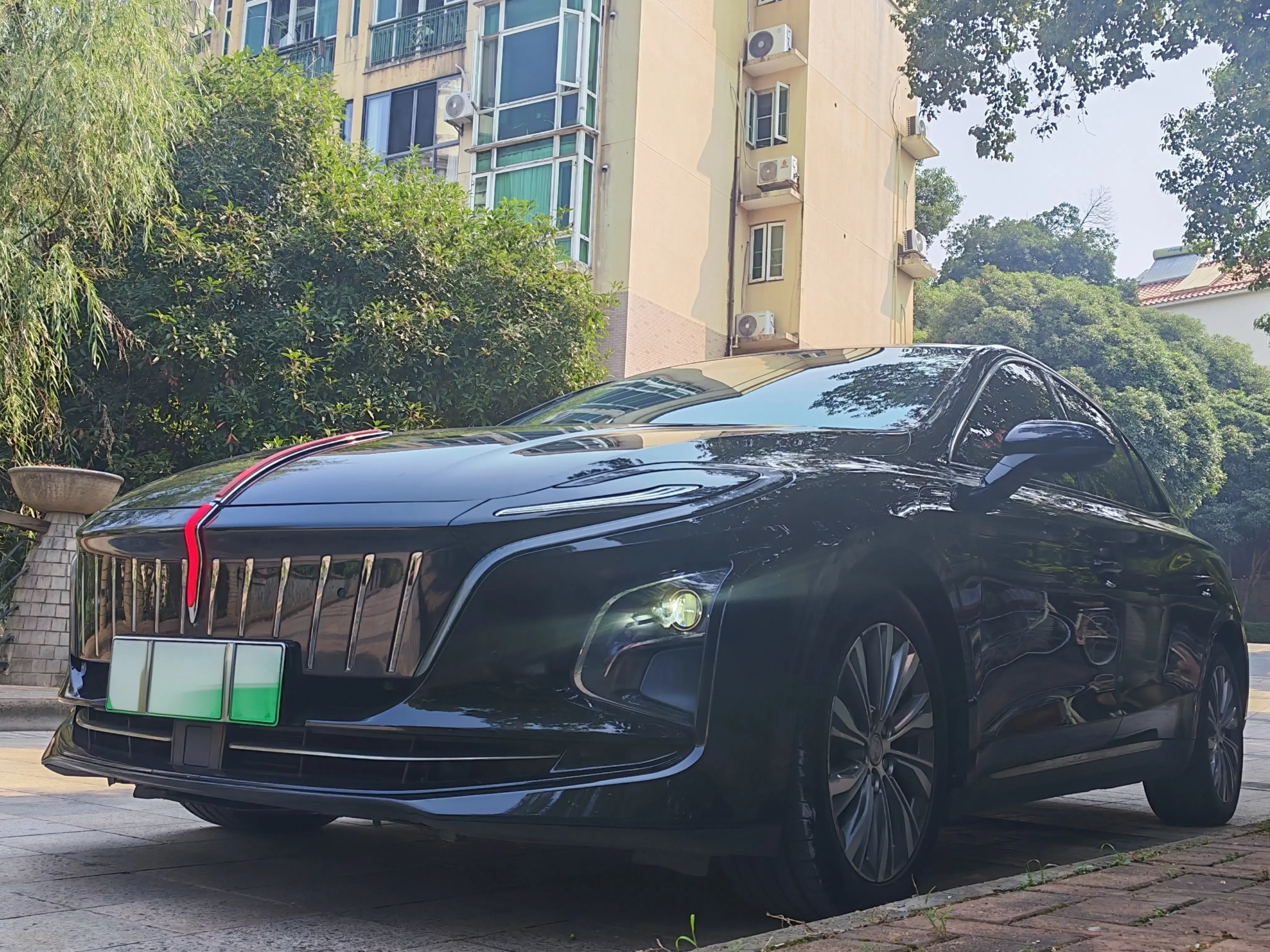 Hongqi E-QM5