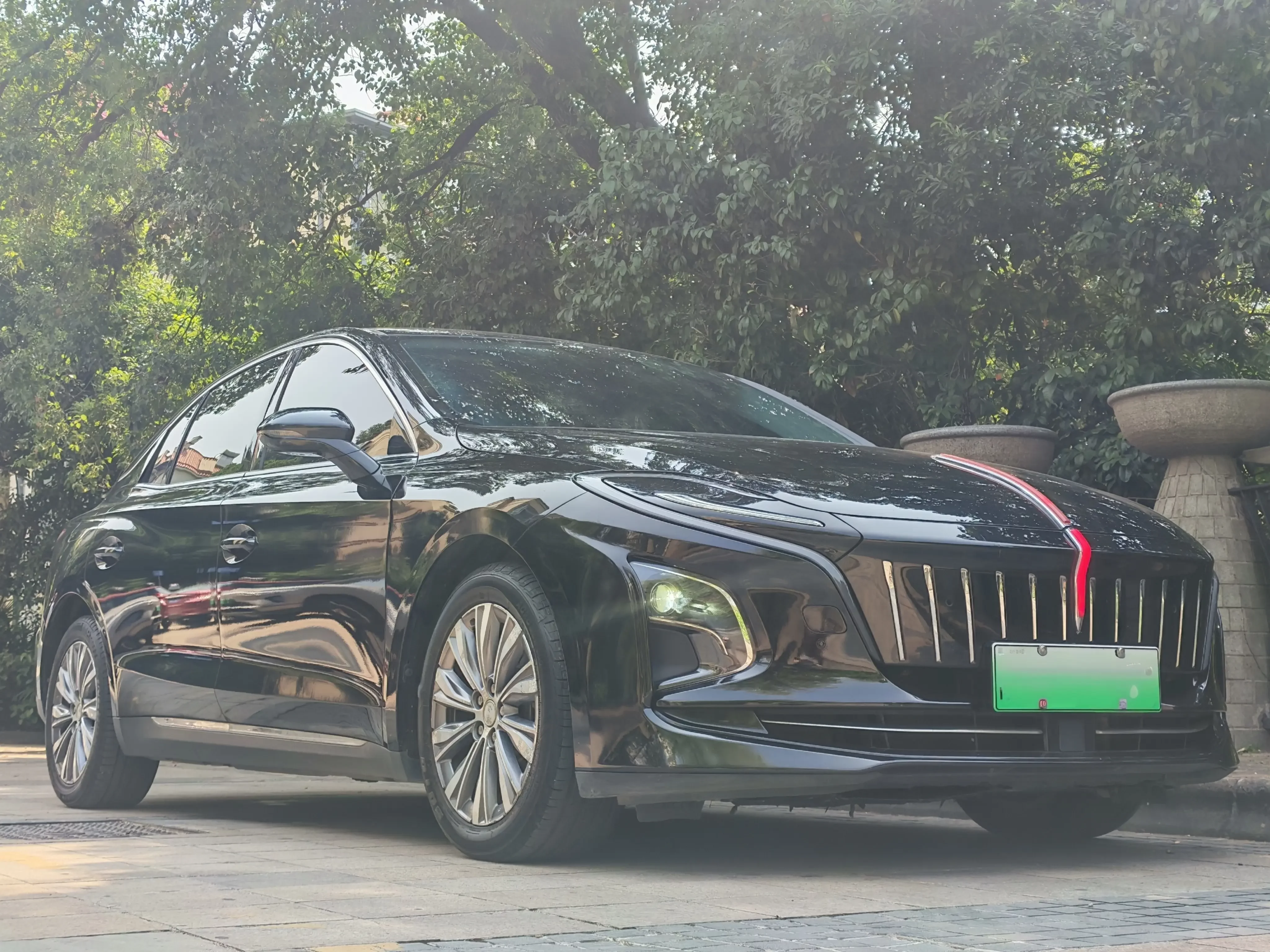Hongqi E-QM5