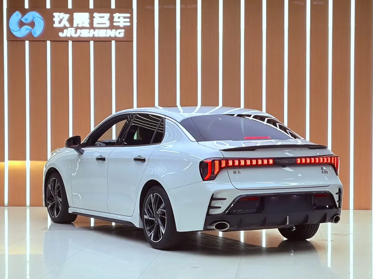 Lynk & Co 03