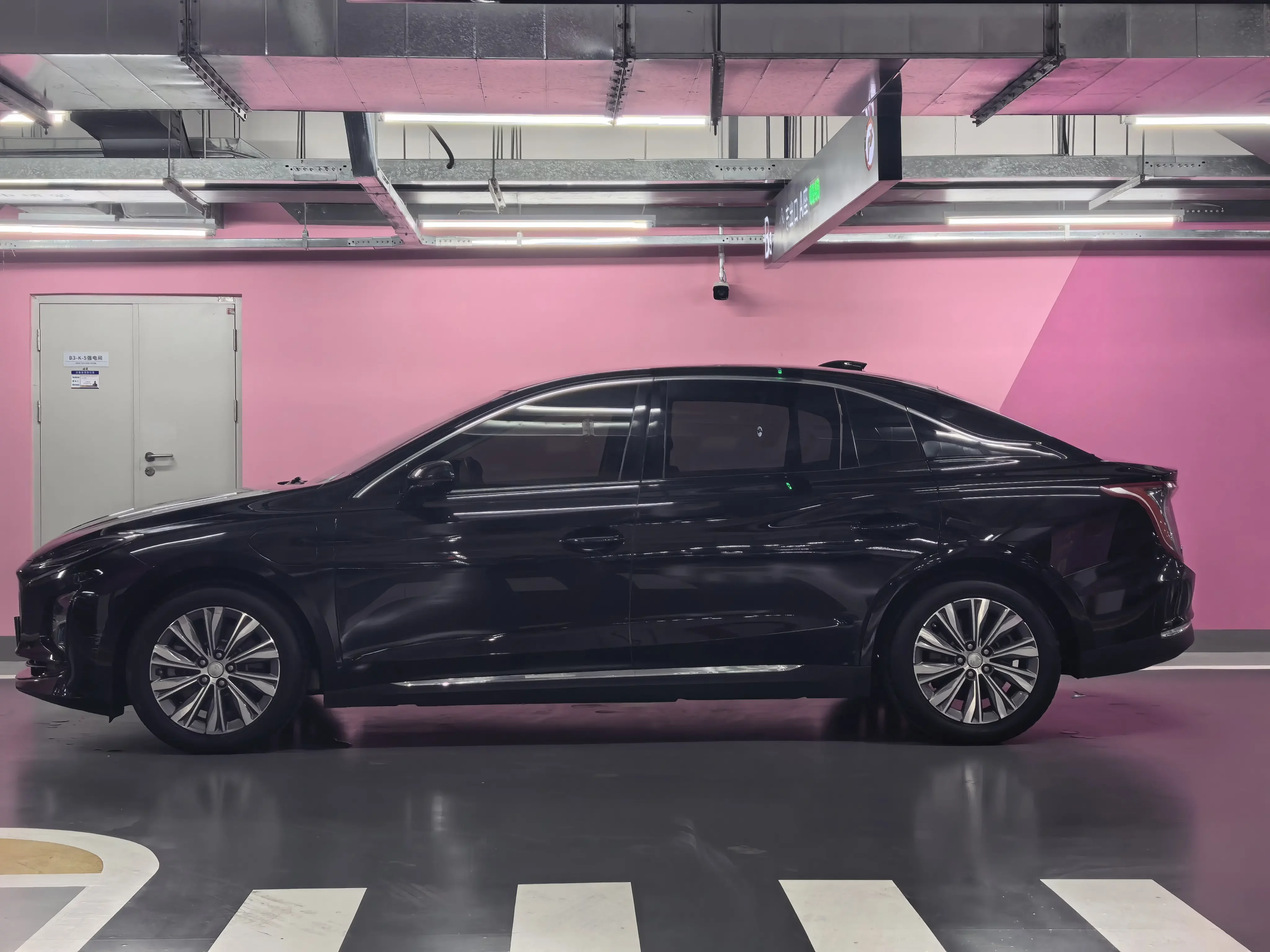 Hongqi E-QM5