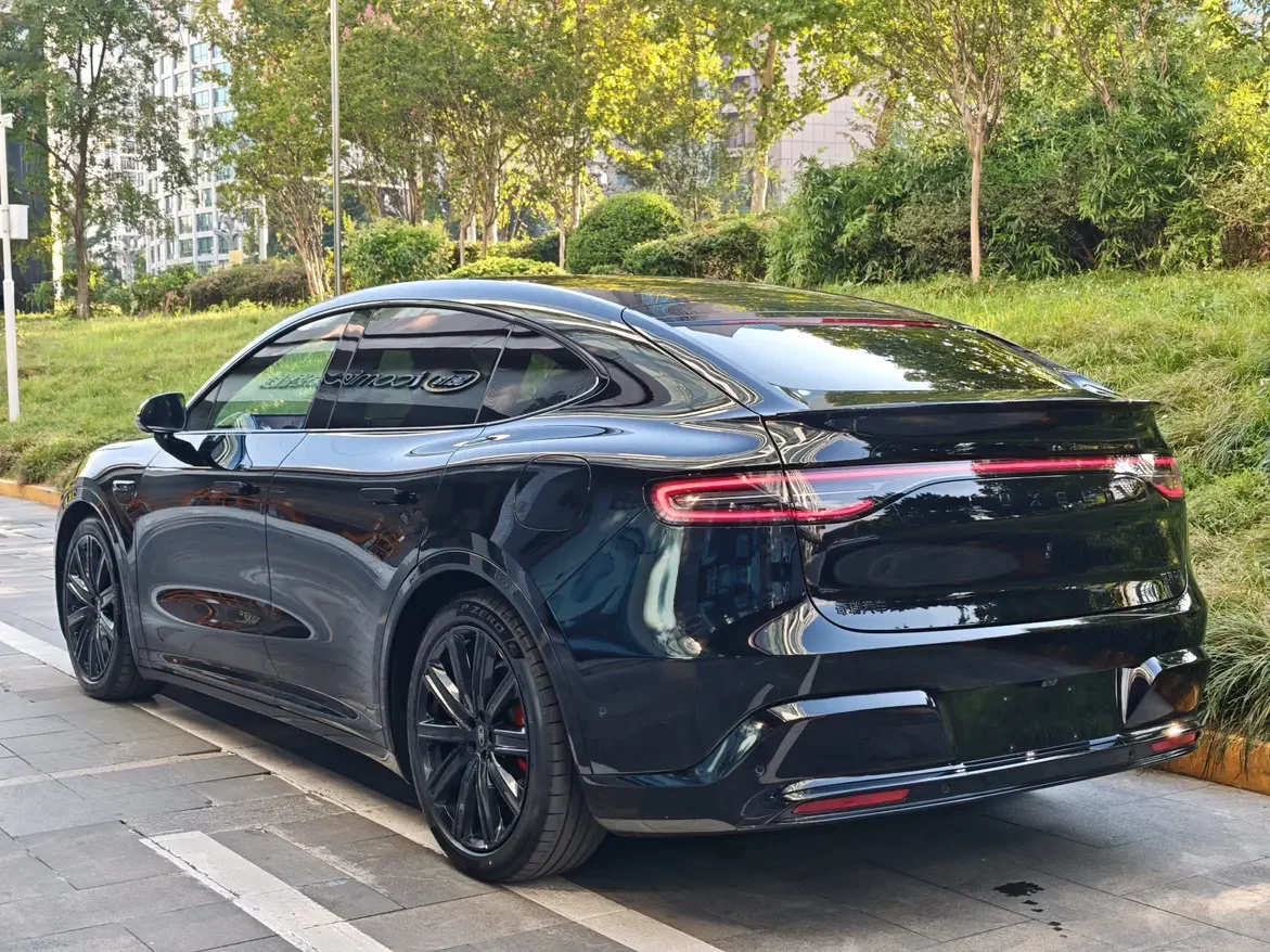 Luxeed Zhijie R7
