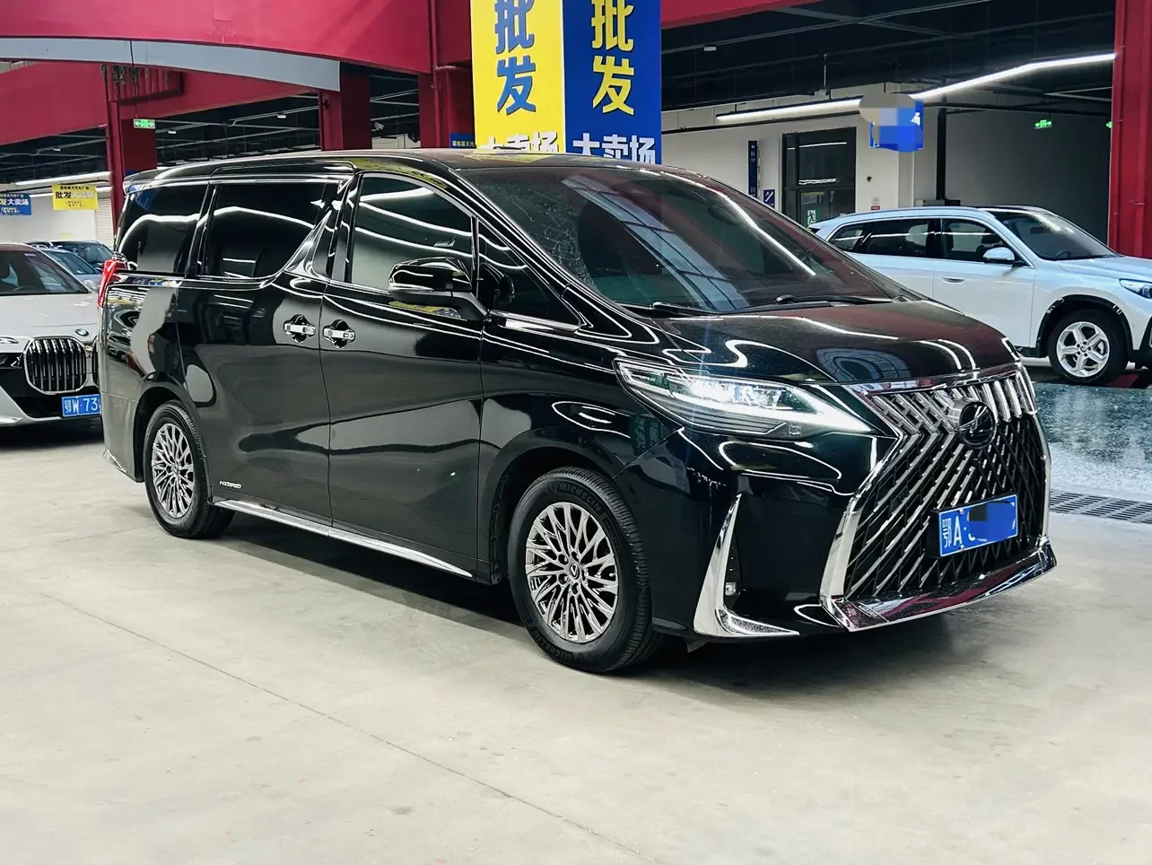 Lexus LM