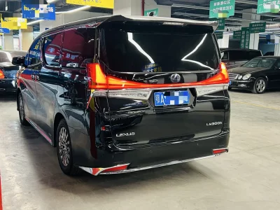 Lexus LM