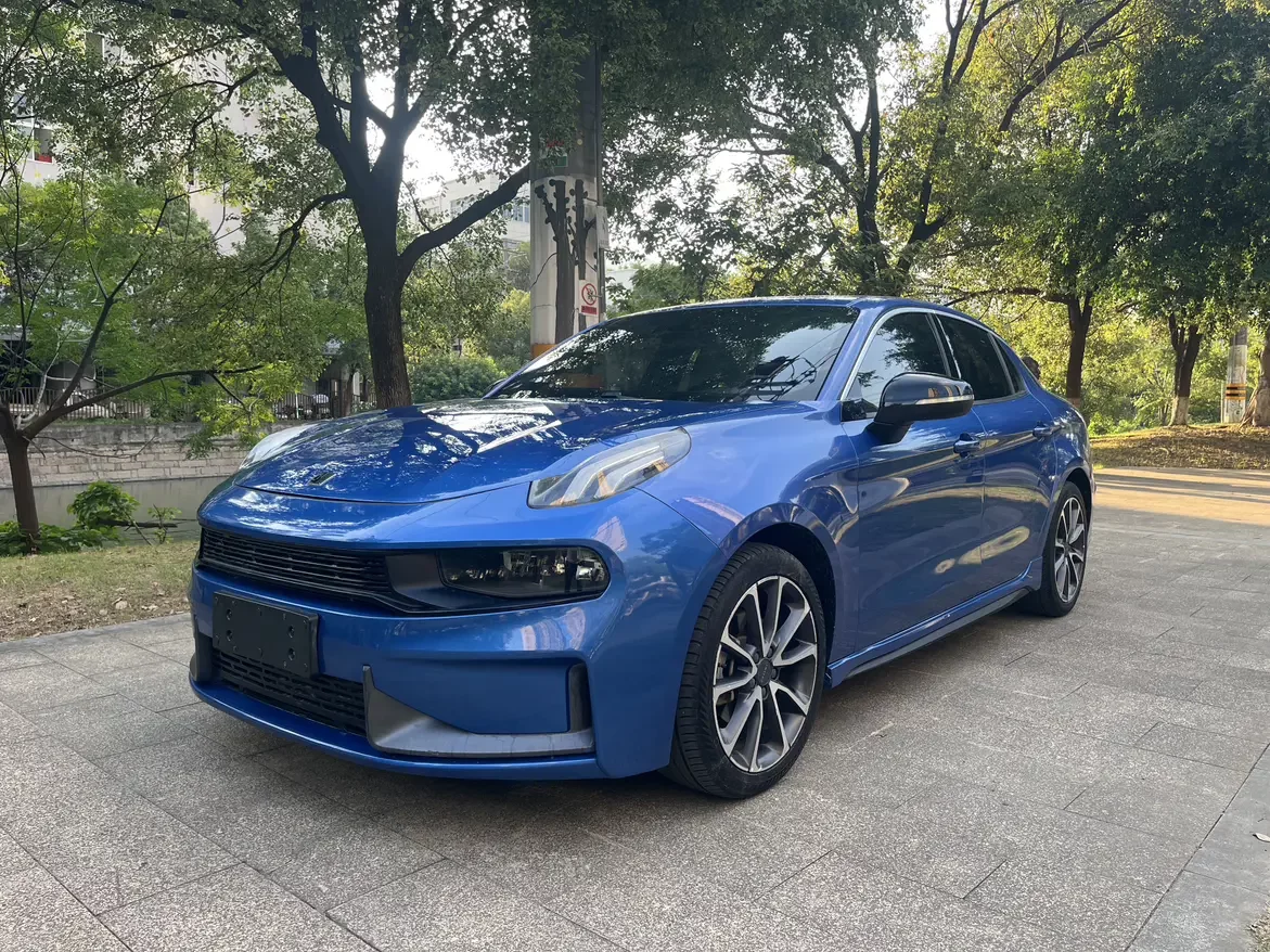 Lynk & Co 03