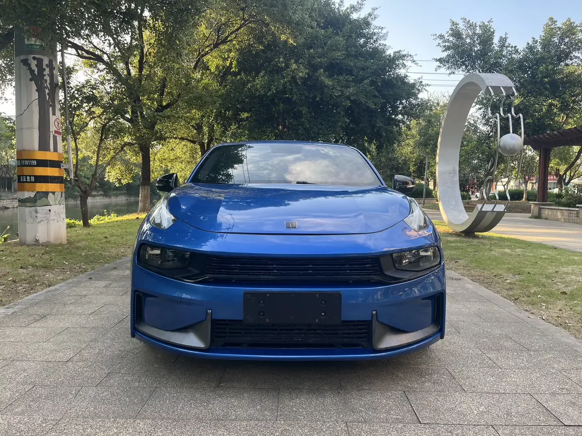 Lynk & Co 03