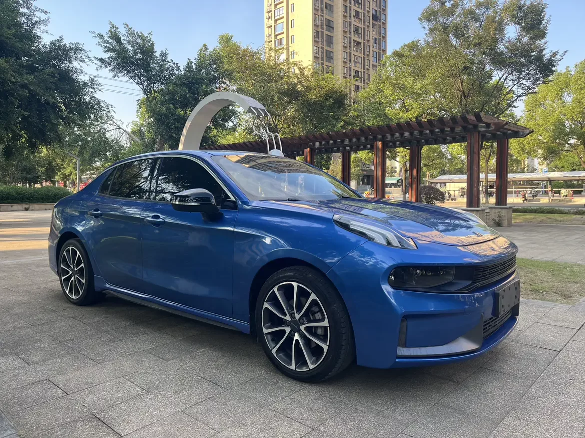 Lynk & Co 03