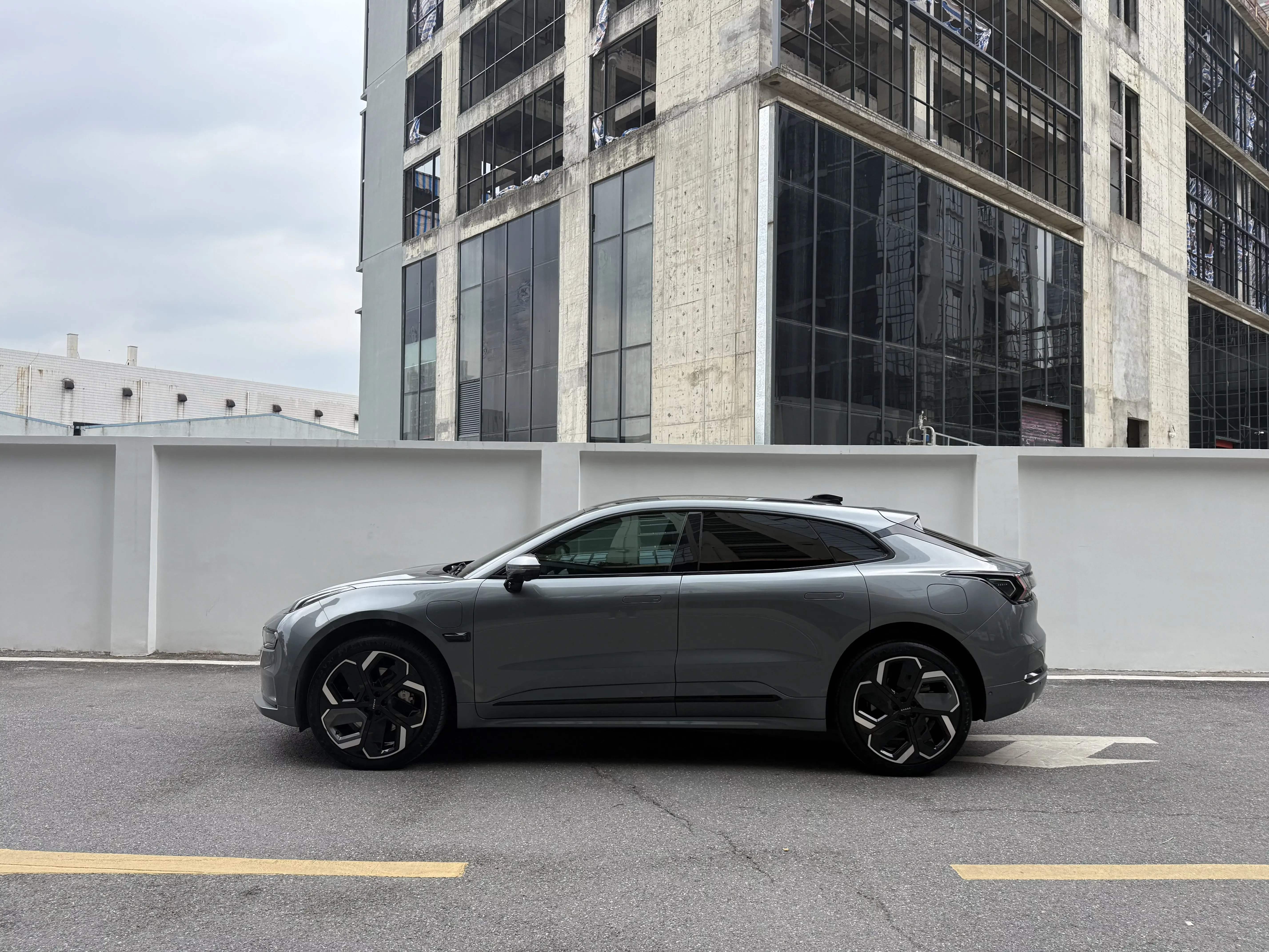 ZEEKR 001