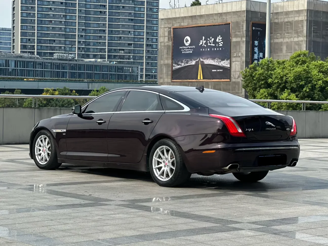 Jaguar XJ