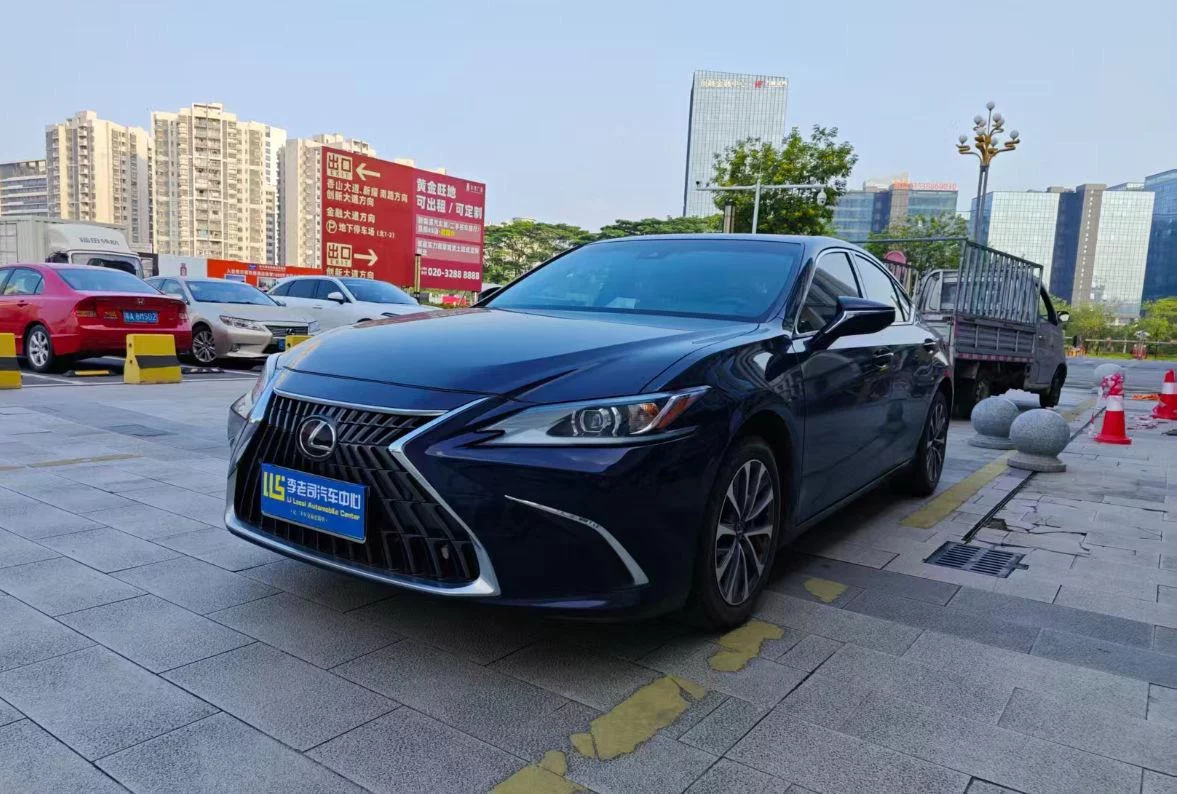Lexus ES