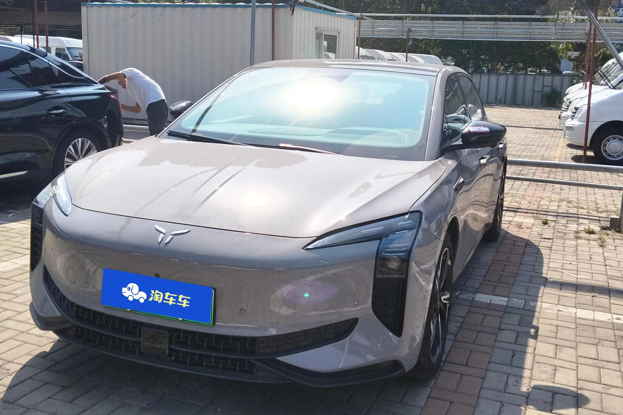 Hongqi EH7